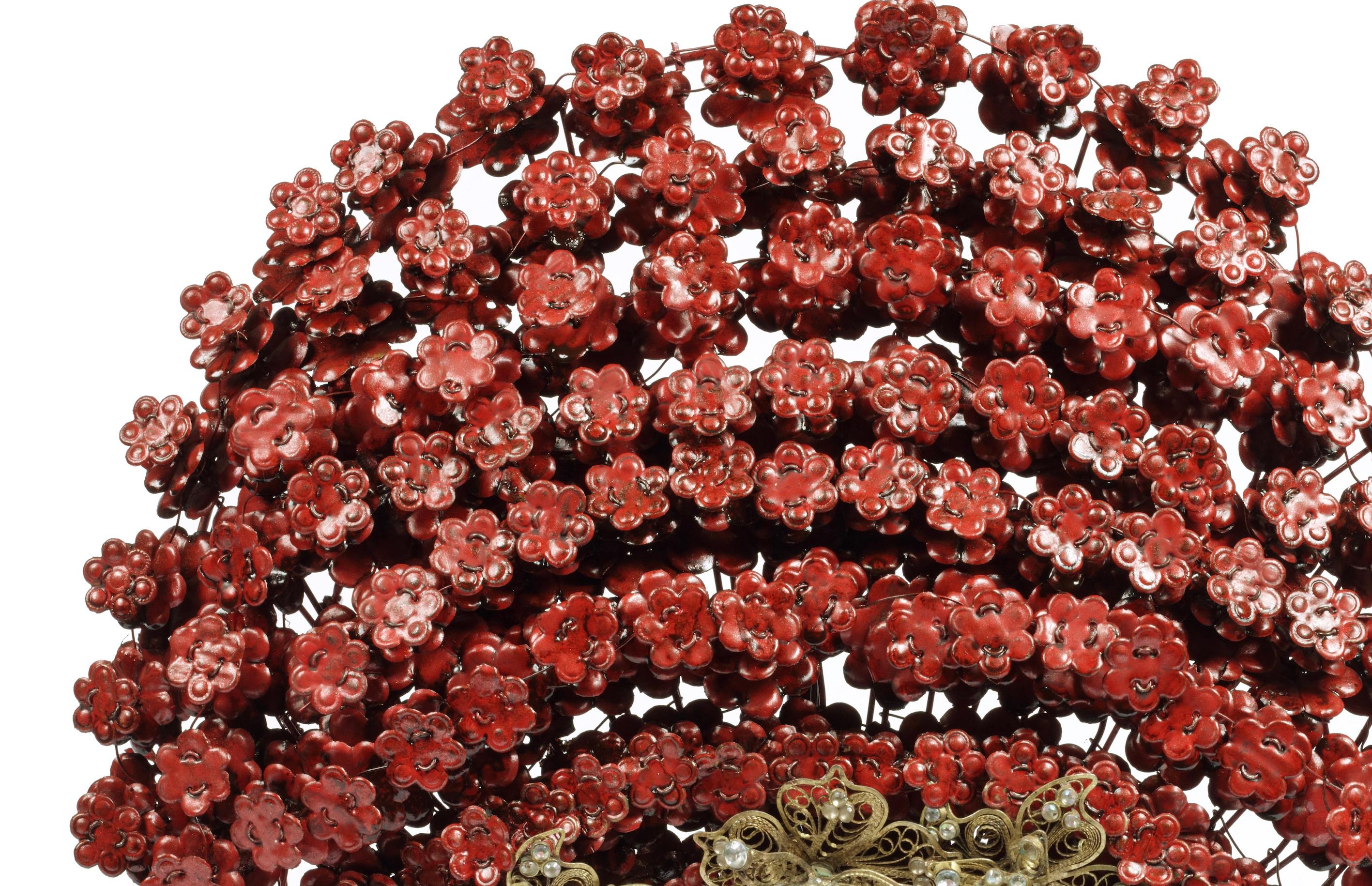 Indonesiano Una superba corona nuziale Minangkabau in ottone e smalto rosso o 