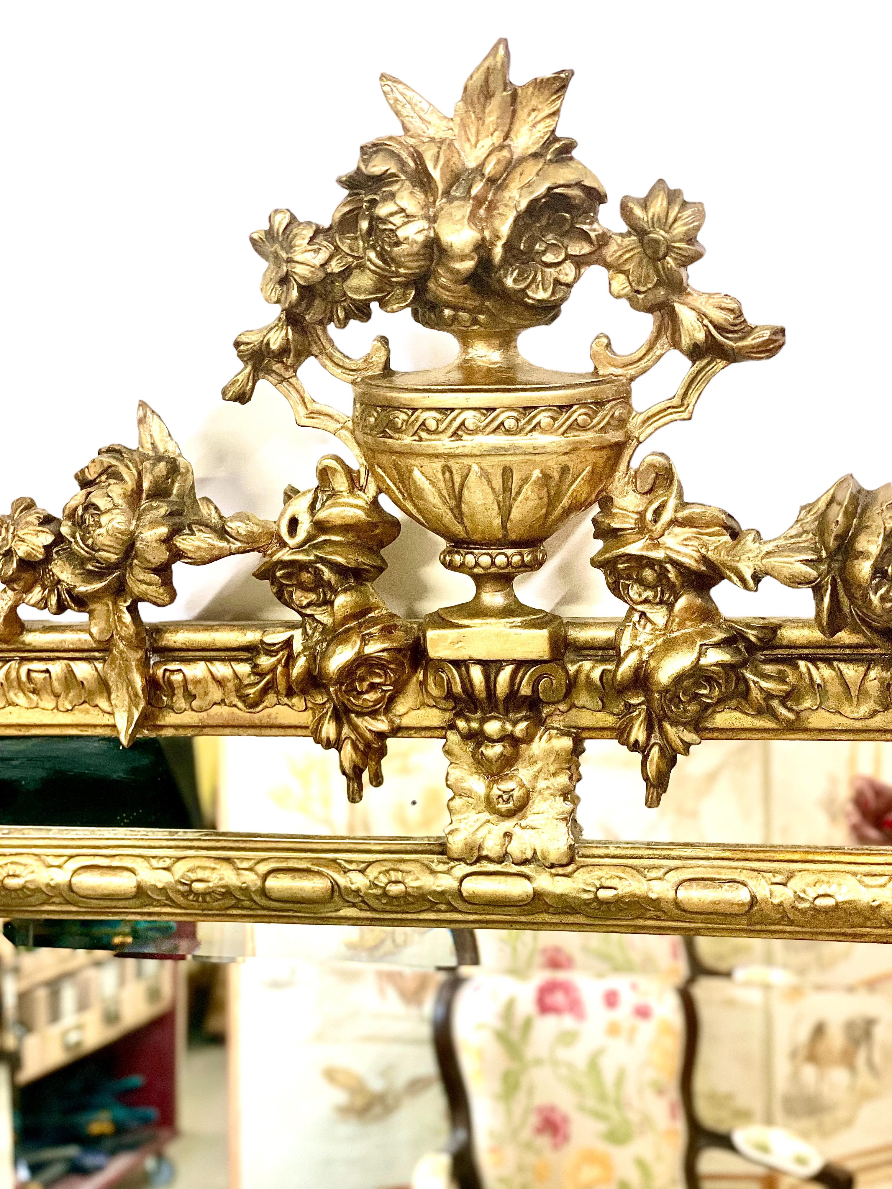Miroir de parclose Napoléon III d'une qualité exceptionnelle, avec sa plaque de miroir en verre au mercure biseauté d'origine. Le motif est extrêmement décoratif, son cimier de grande taille représentant une belle urne remplie de guirlandes de