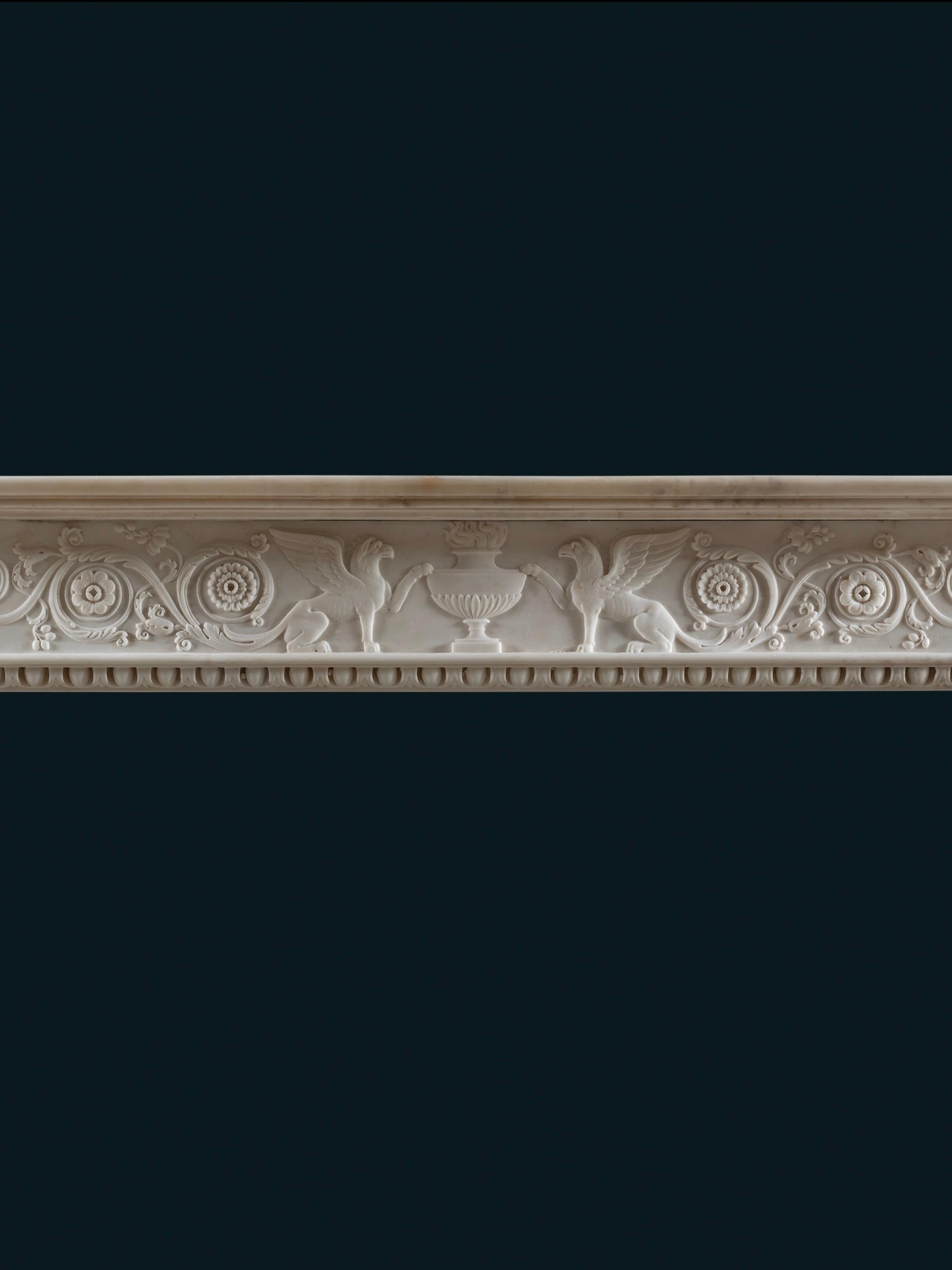 Magnífica chimenea neoclásica de mármol estatuaria tallada en alto relieve Neoclásico en venta