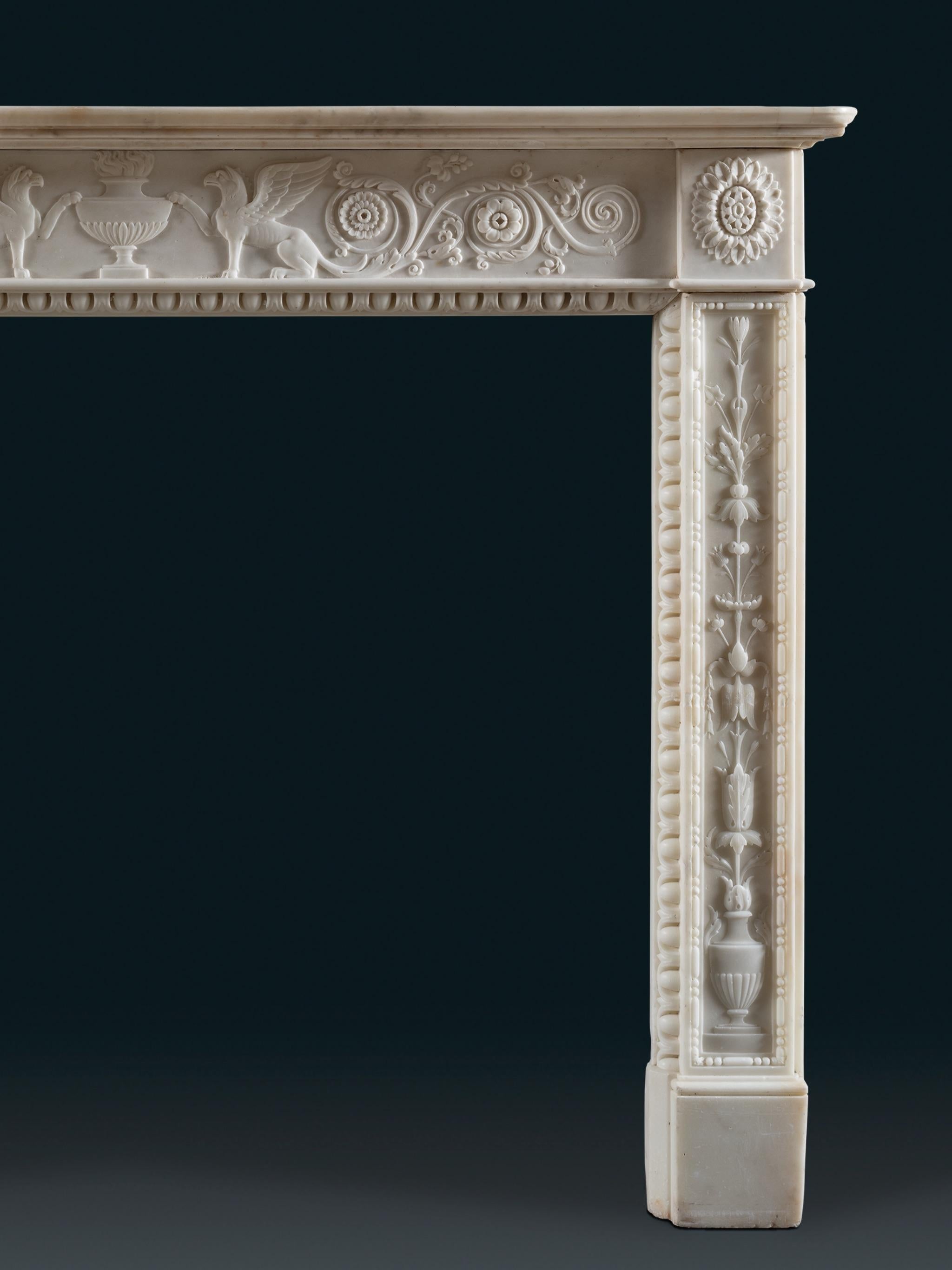 Magnífica chimenea neoclásica de mármol estatuaria tallada en alto relieve Italiano en venta