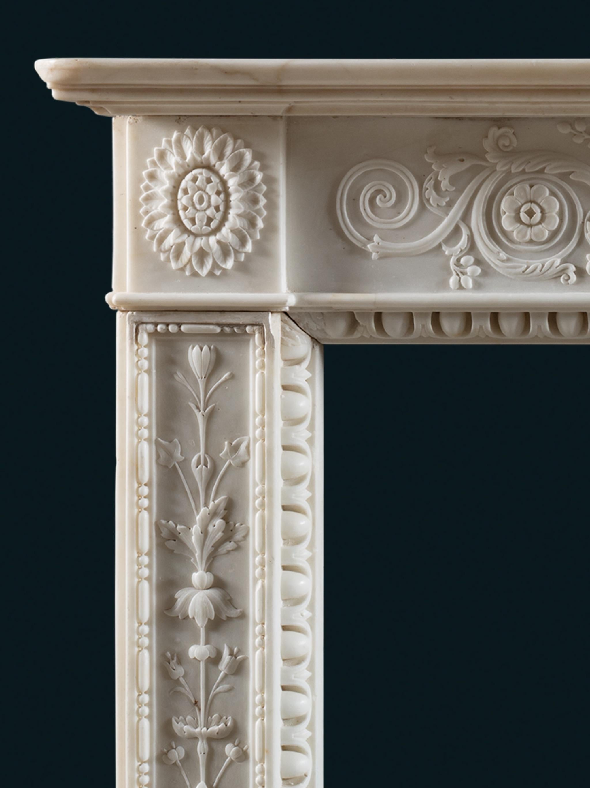 Magnífica chimenea neoclásica de mármol estatuaria tallada en alto relieve Tallado en venta