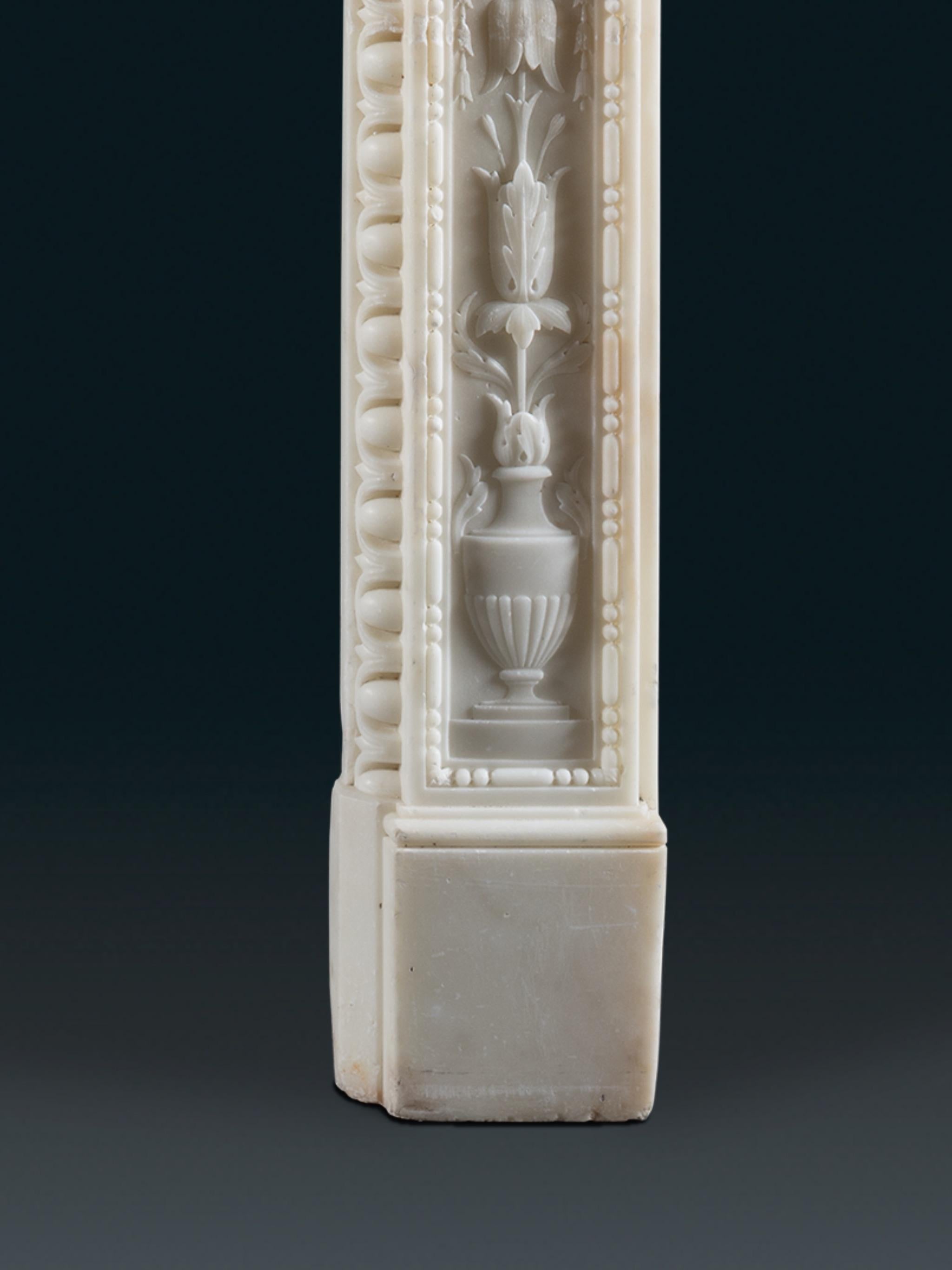 Magnífica chimenea neoclásica de mármol estatuaria tallada en alto relieve siglo XVIII en venta