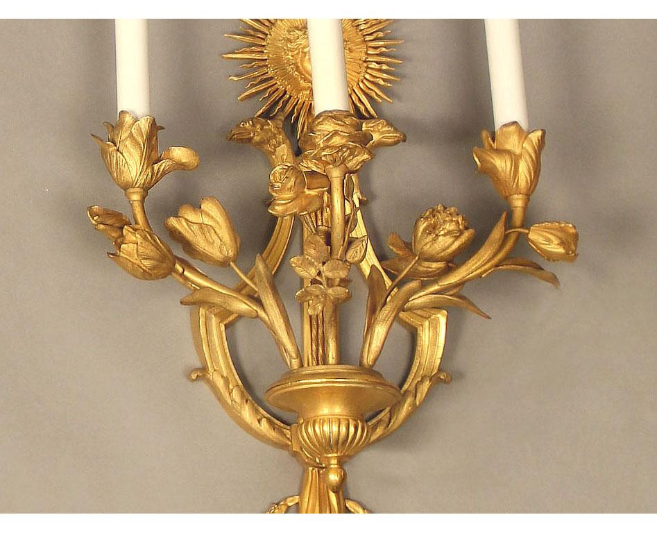 Français Superbe paire d'appliques de style Louis XVI du 19ème siècle en bronze doré en vente