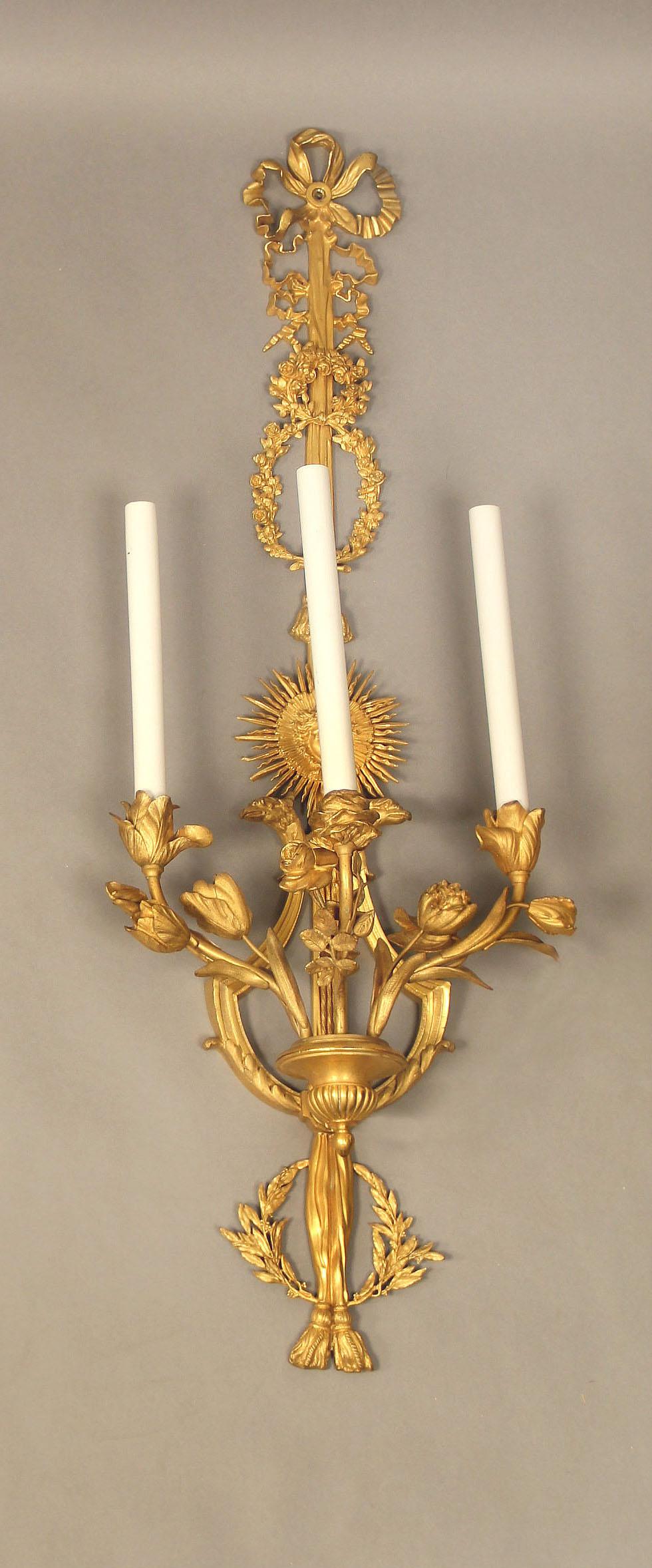 Superbe paire d'appliques de style Louis XVI du 19ème siècle en bronze doré Bon état - En vente à Long Island City, NY