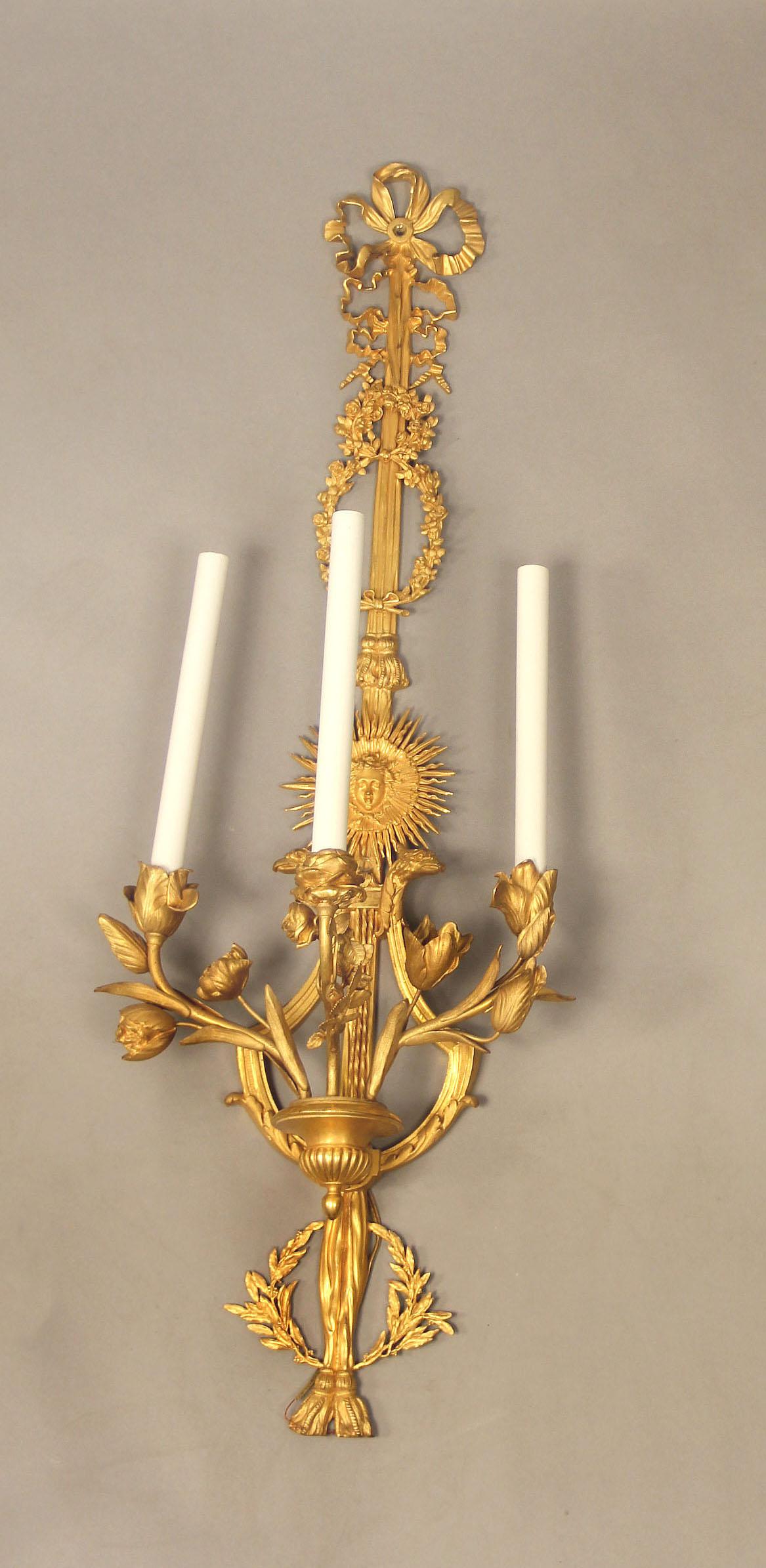 XIXe siècle Superbe paire d'appliques de style Louis XVI du 19ème siècle en bronze doré en vente
