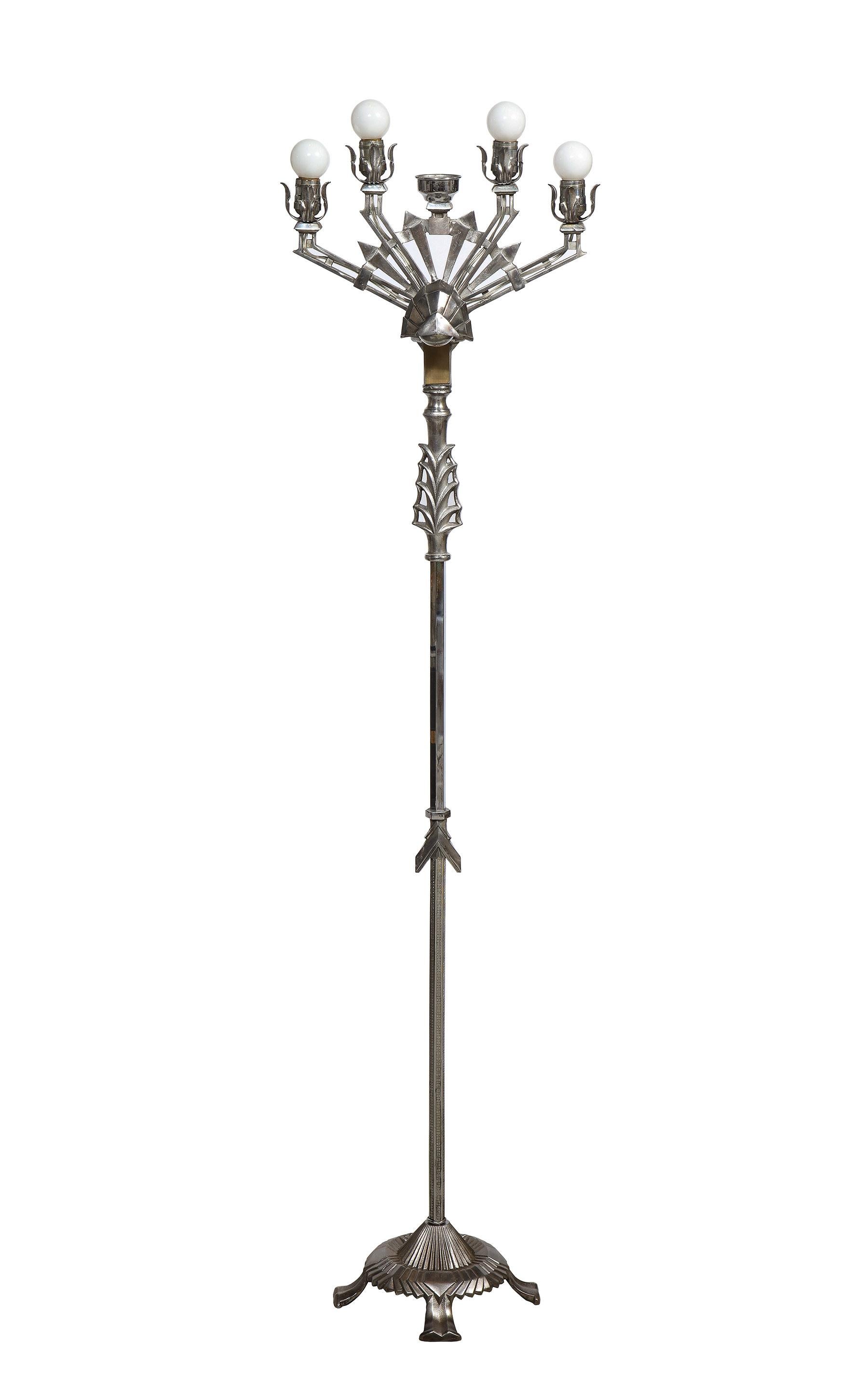 Ogni candelabro in ferro nichelato ha 5 