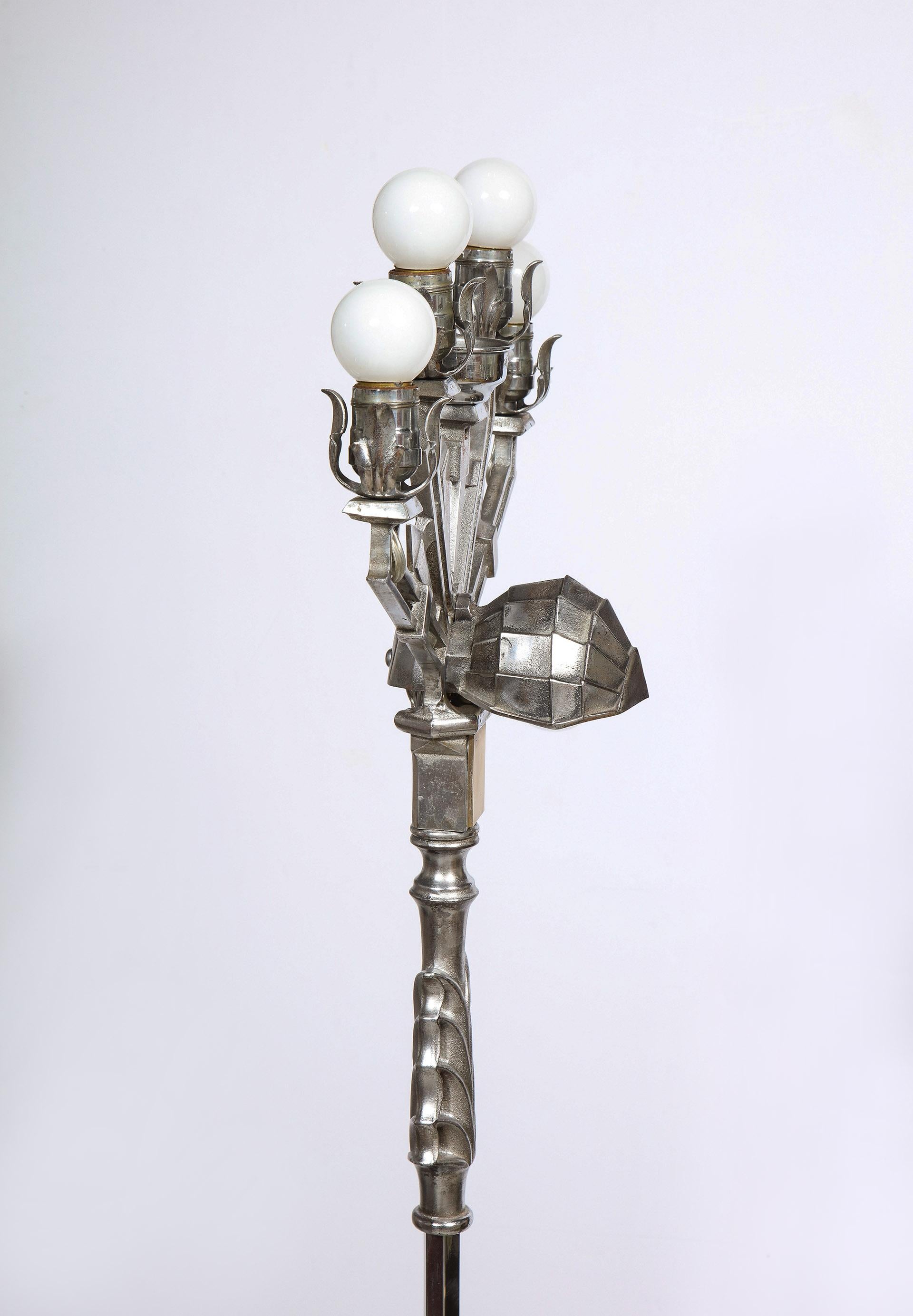 Nickel Una splendida coppia di lampade da terra Art Deco placcate in nichel in vendita