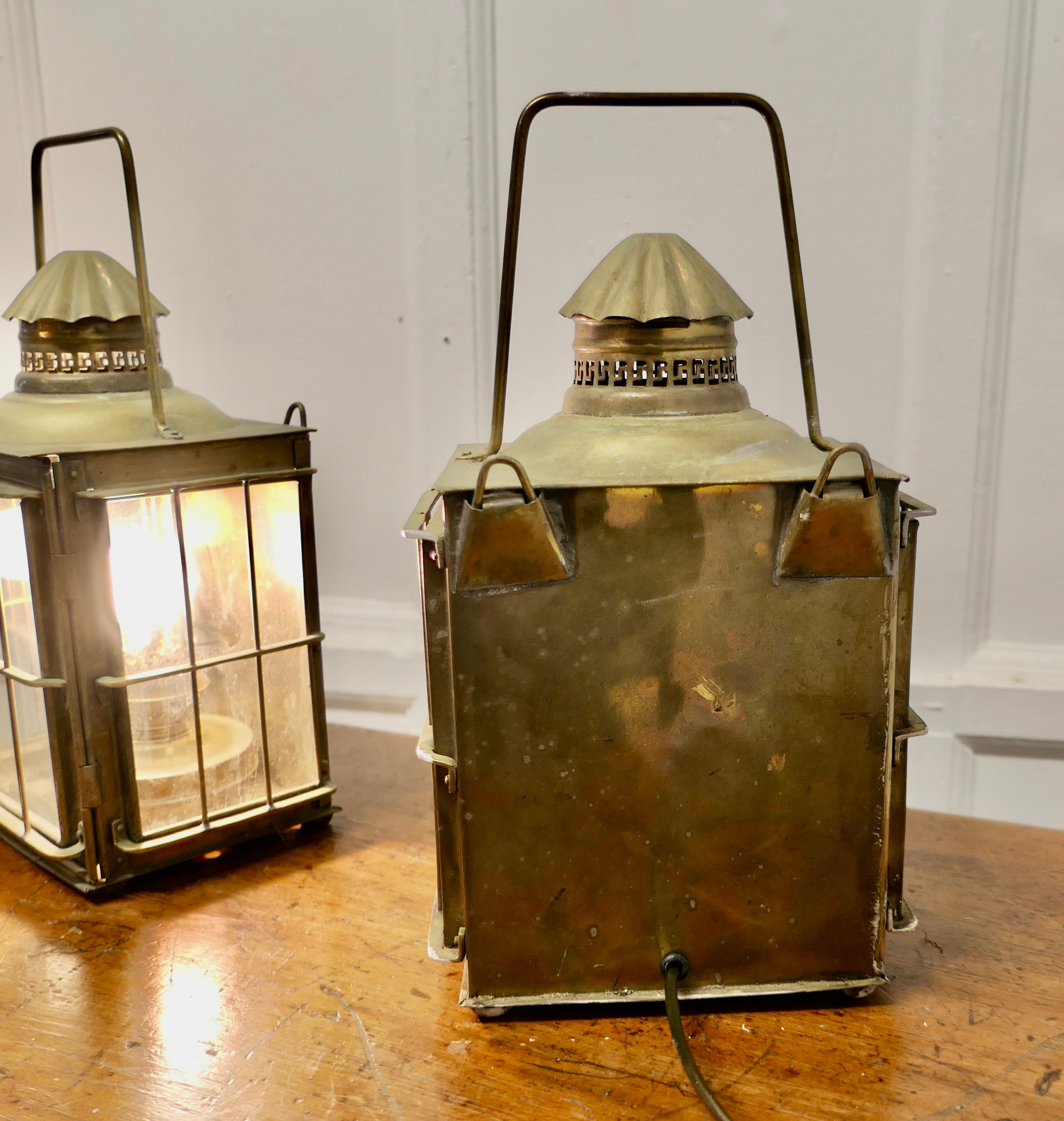 A Superb Pair of Brass Large Wall Lanterns, Carriage Lamps In Good Condition In Godshill, Isle of Wight