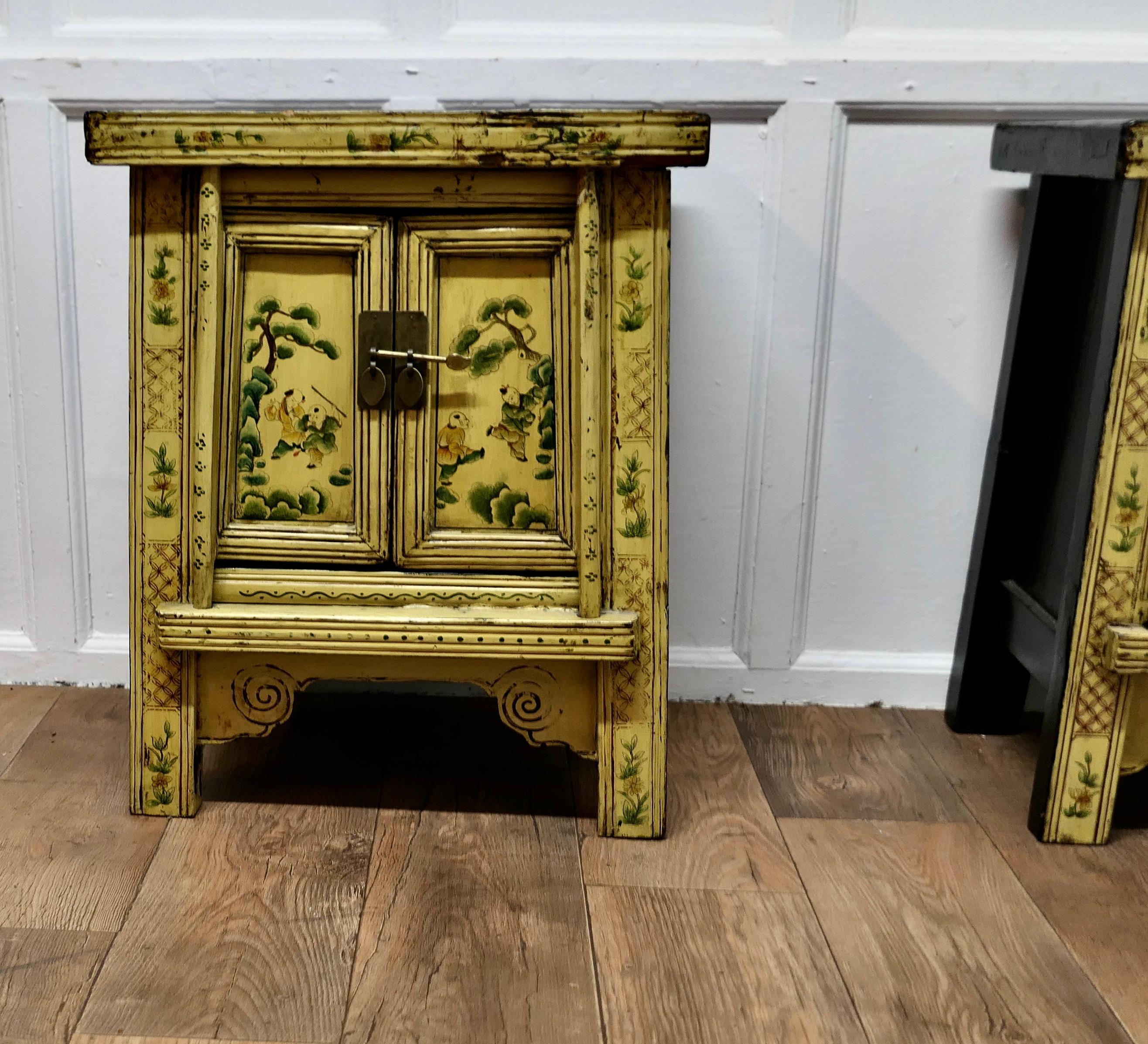 A Superb Pair of Cream Lacquered Chinoiserie Decorated Cabinets.     In Good Condition For Sale In Chillerton, Isle of Wight