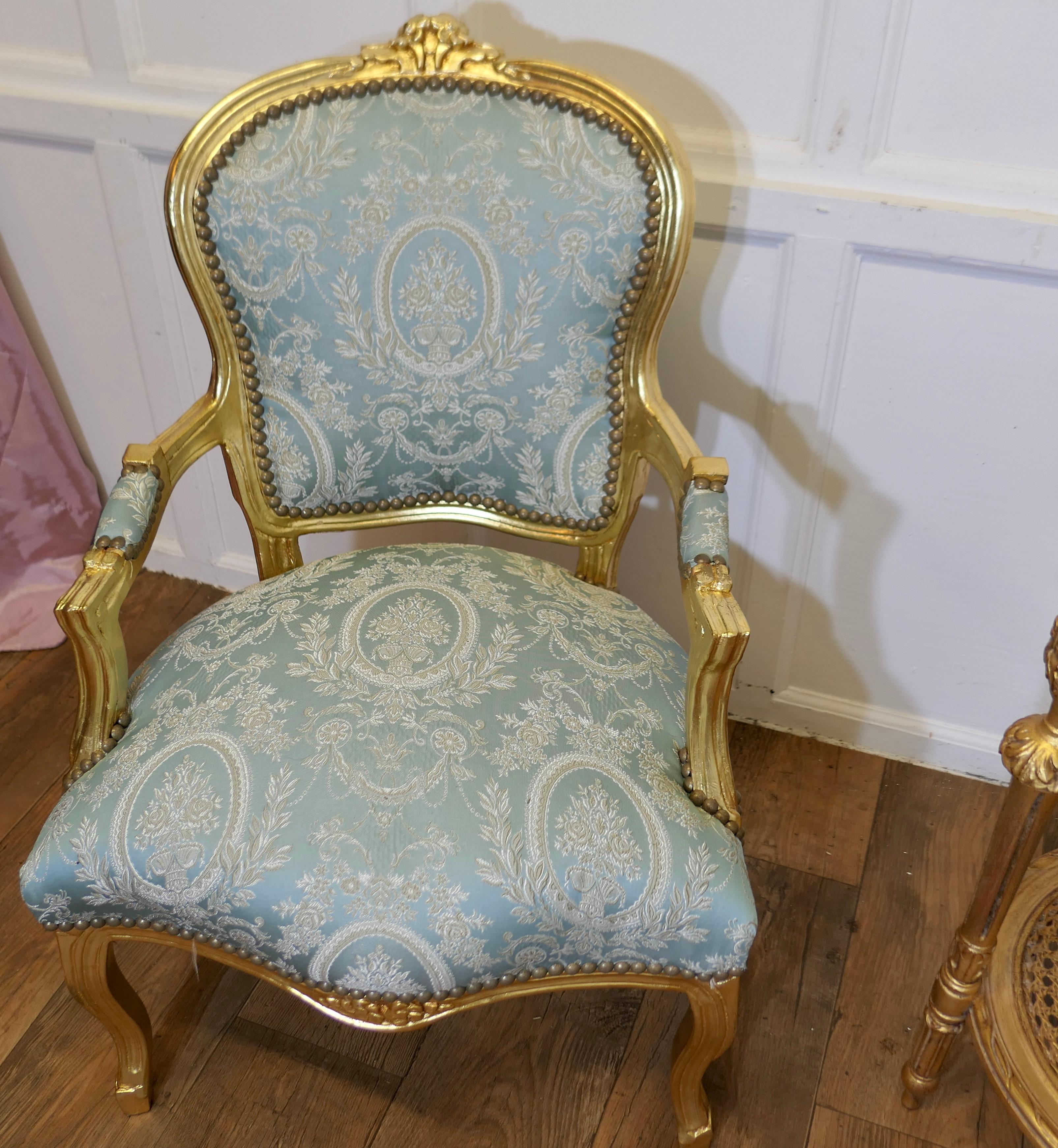 Magnífico par de sillones de salón dorados franceses del siglo XIX en venta 9