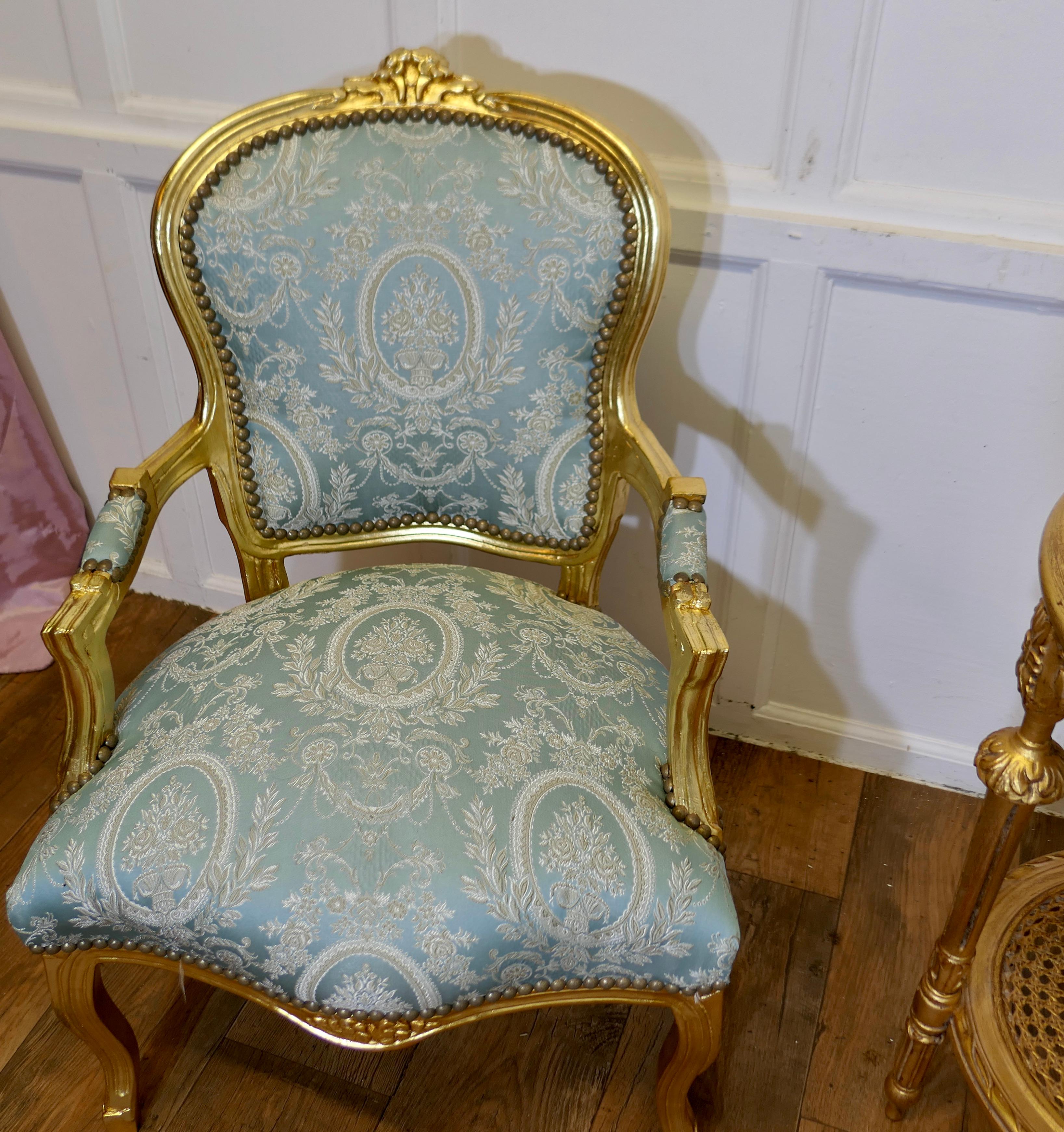 Ein hervorragendes Paar französischer vergoldeter Salonstühle des 19.    im Angebot 9