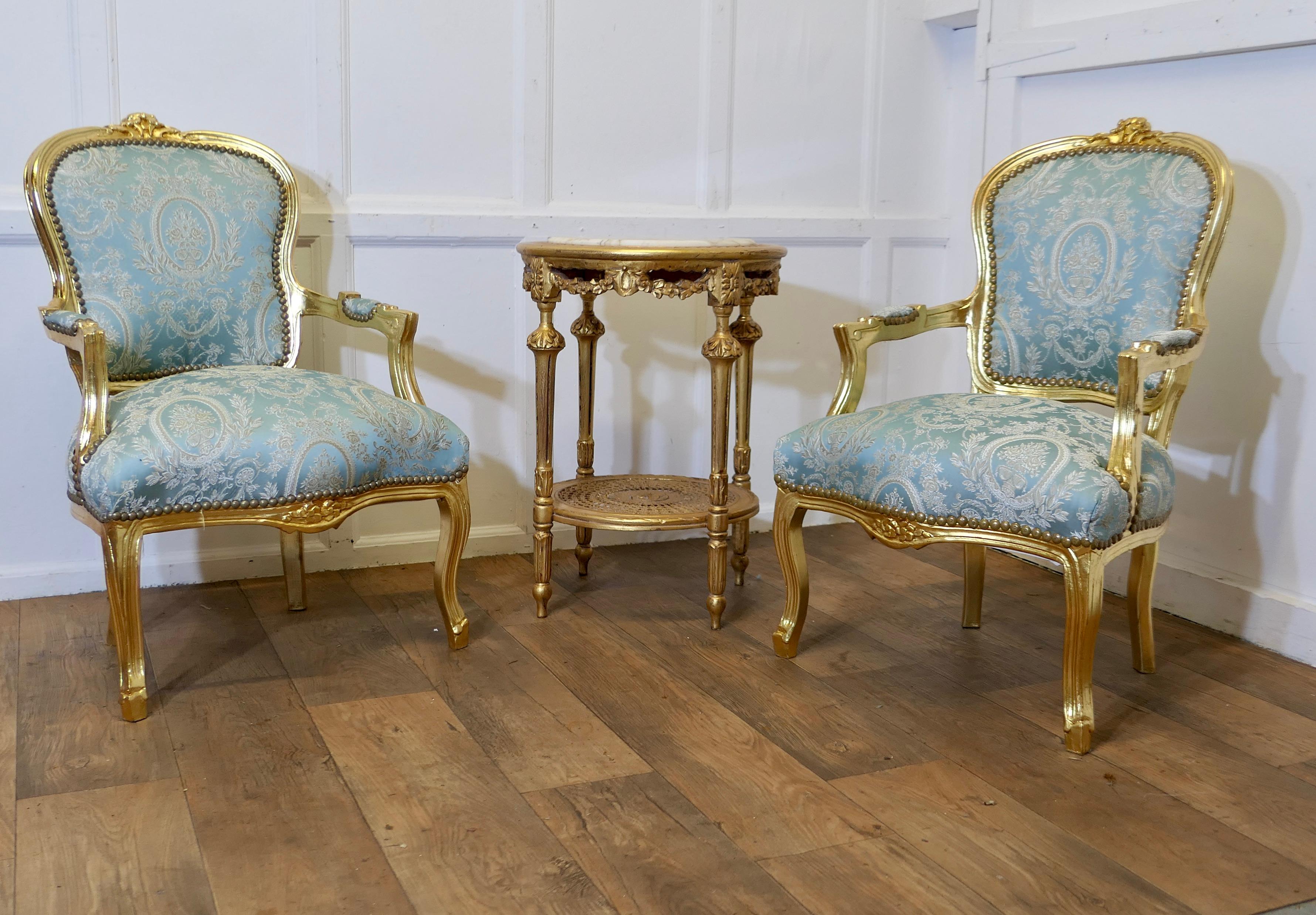 Ein hervorragendes Paar französischer vergoldeter Salonstühle des 19.

Diese eleganten Stühle wurden neu lackiert und mit blassblauem Seidendamast gepolstert. Sie haben eine schlangenförmige Front und geschnitzte Details auf dem Holz. 
Ein