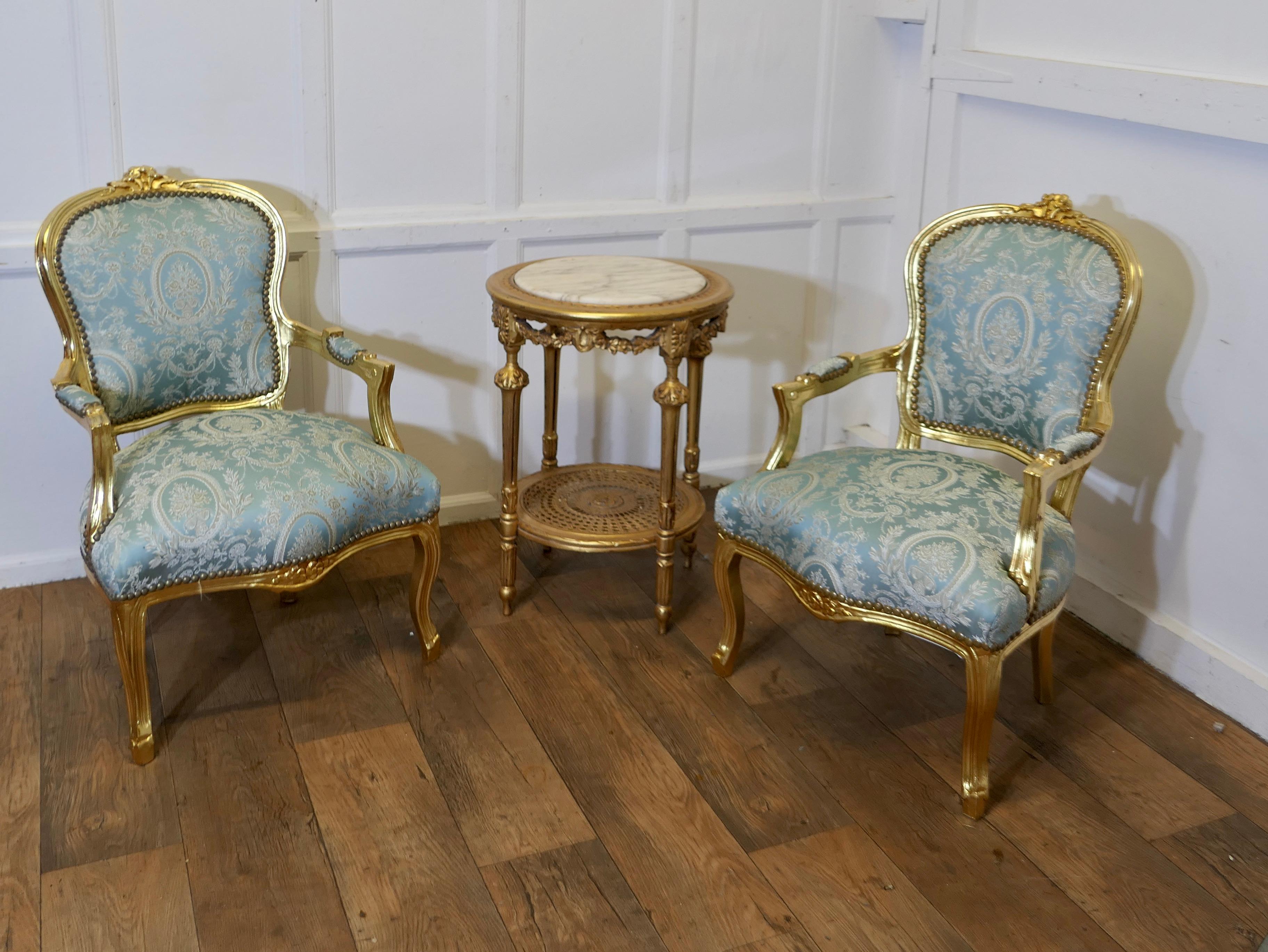 Ein hervorragendes Paar französischer vergoldeter Salonstühle des 19.    (Französische Provence) im Angebot