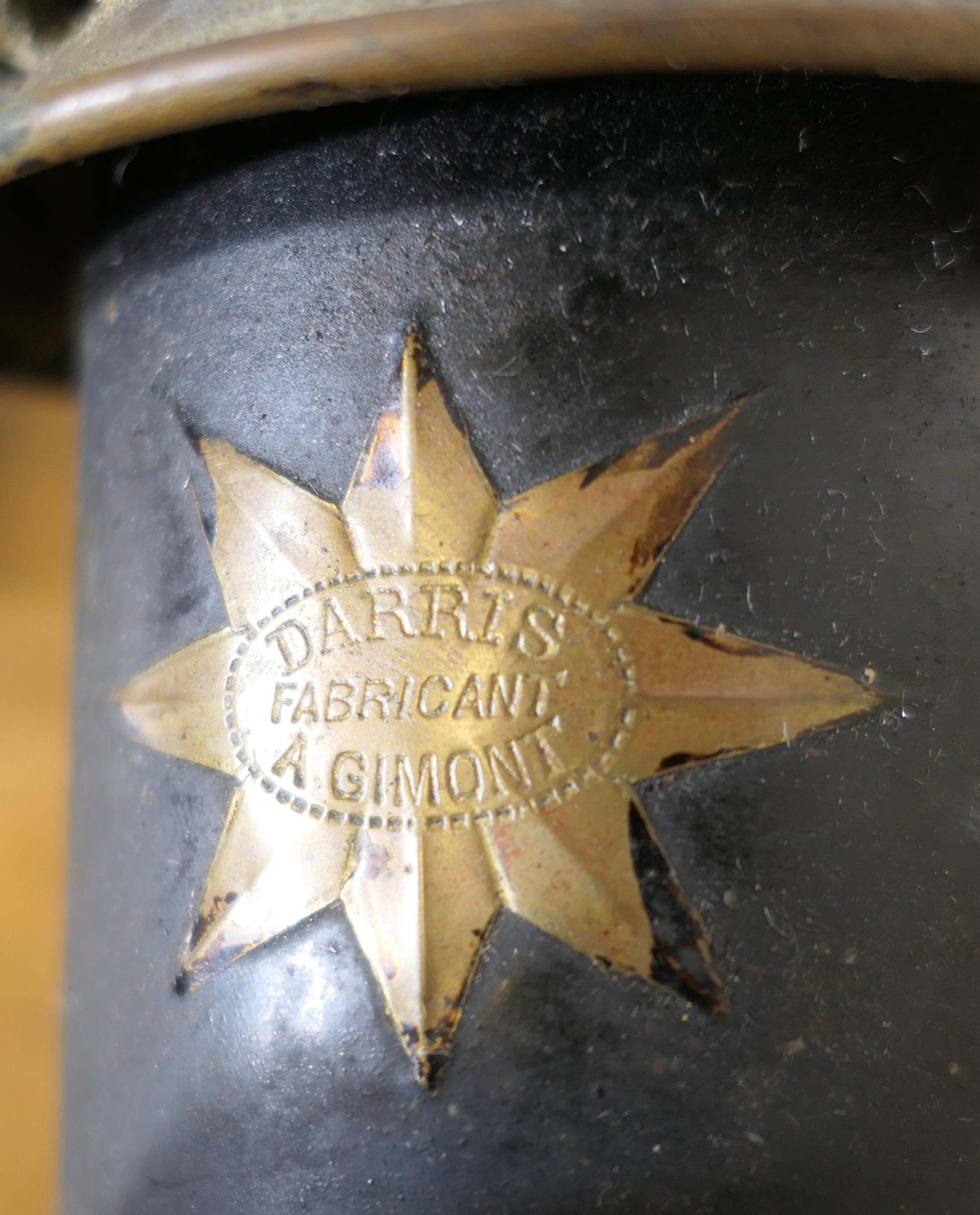 Superbe paire de lampes de voiture en laiton et en fer, par Daris 

2 grandes pièces datant du 19e siècle 
Merveilleuses pièces authentiques, elles sont fabriquées avec des brûleurs à mazout et semblent être totalement complètes et non modifiées.
En
