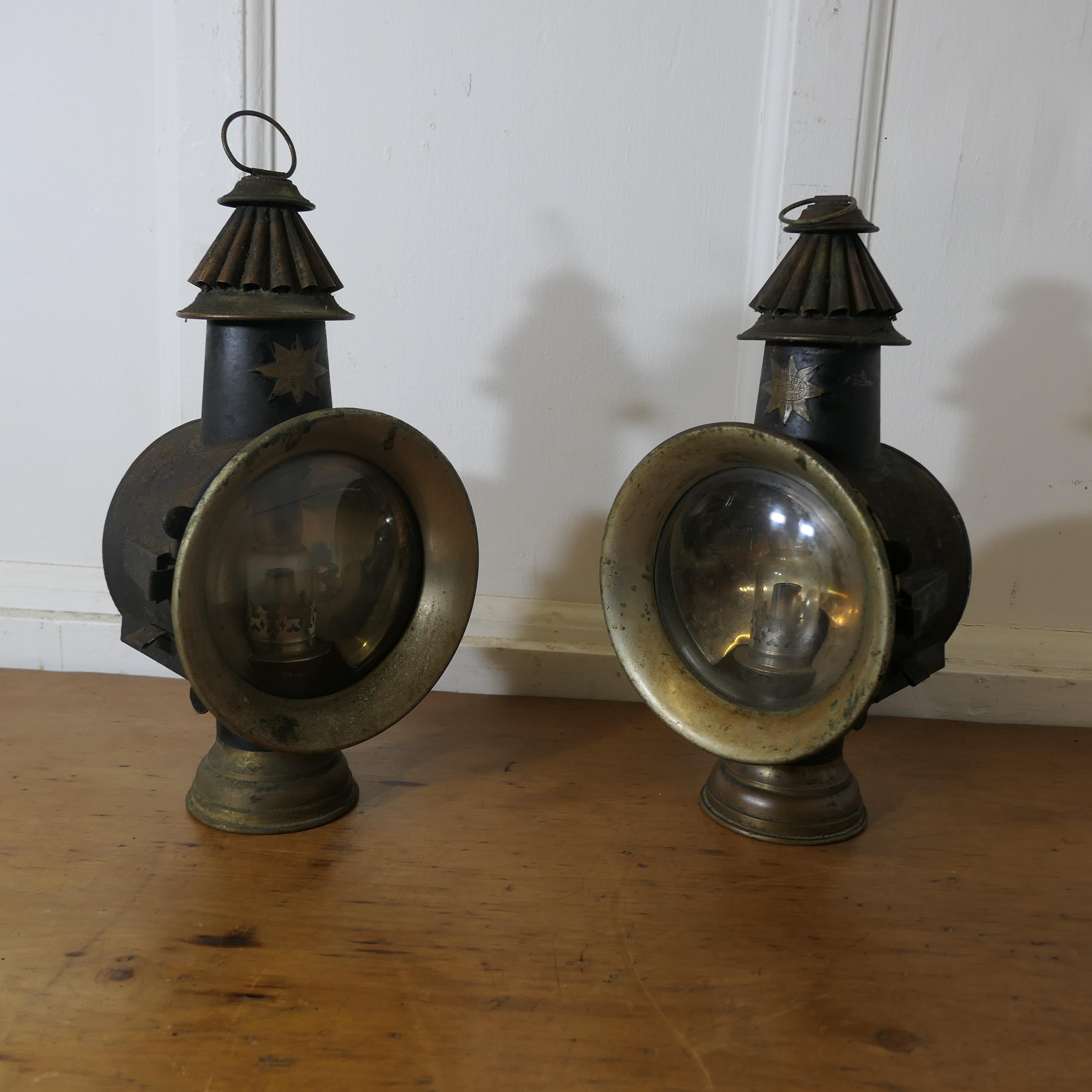 Industriel Superbe paire de lampes de voiture en laiton et en fer, par Daris en vente