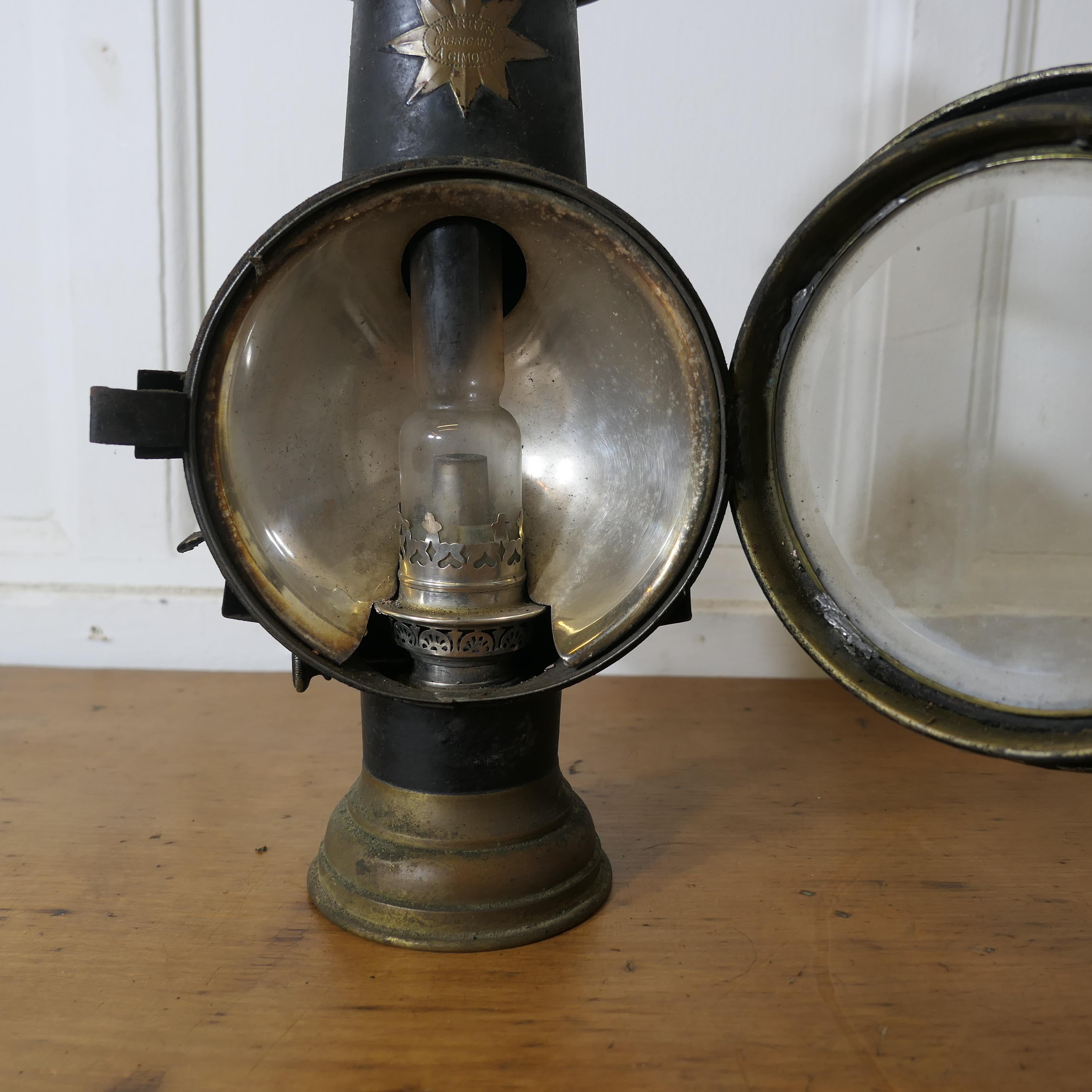 Superbe paire de lampes de voiture en laiton et en fer, par Daris en vente 1