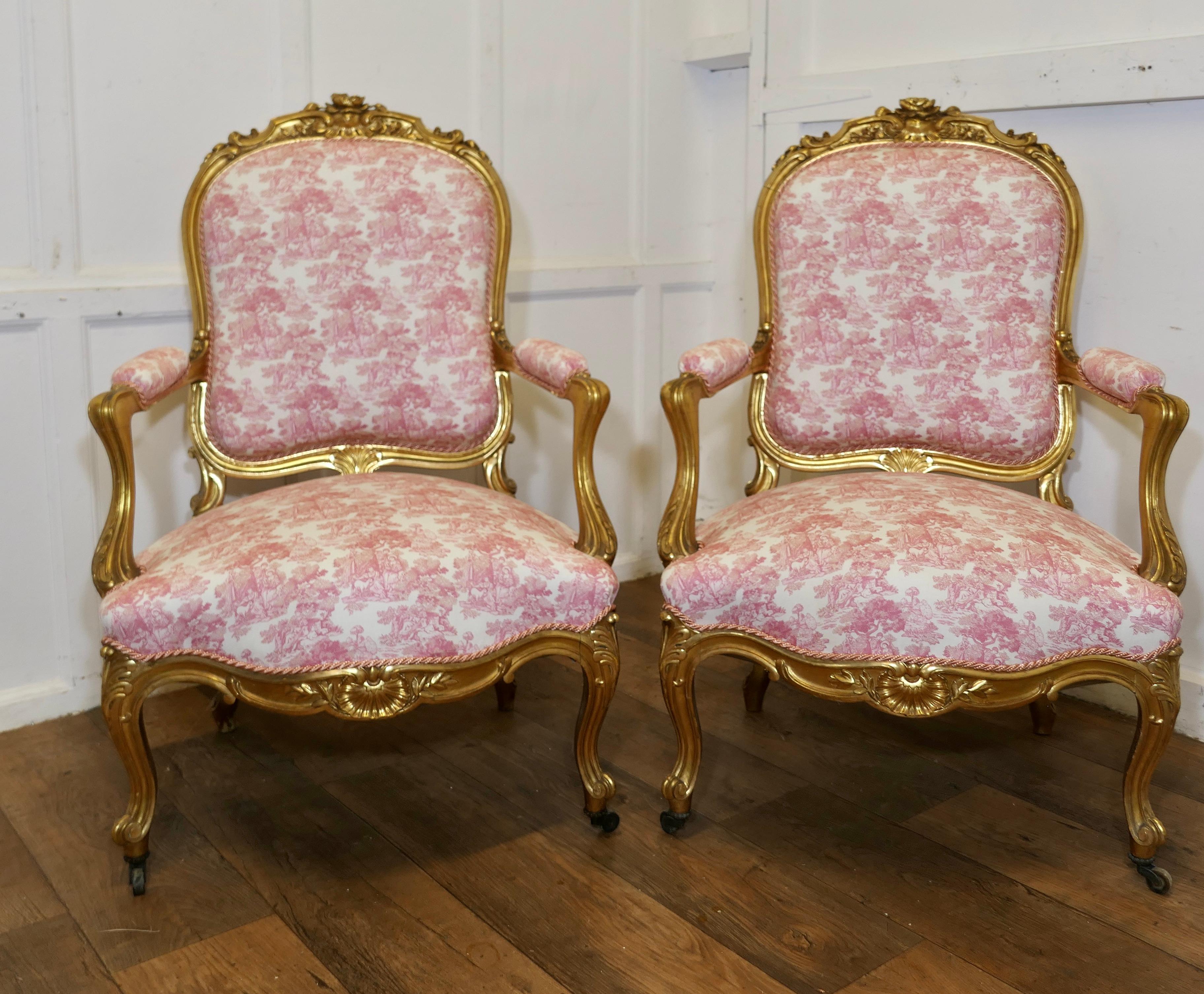 Magnífico par de sillones de salón franceses dorados Napoleón III

Estas Elegantes Sillas han sido retapizadas en una fina tela de lino Toile de Jouy, tienen un profundo frente en forma de serpentina y detalles de rosas talladas en la madera dorada.