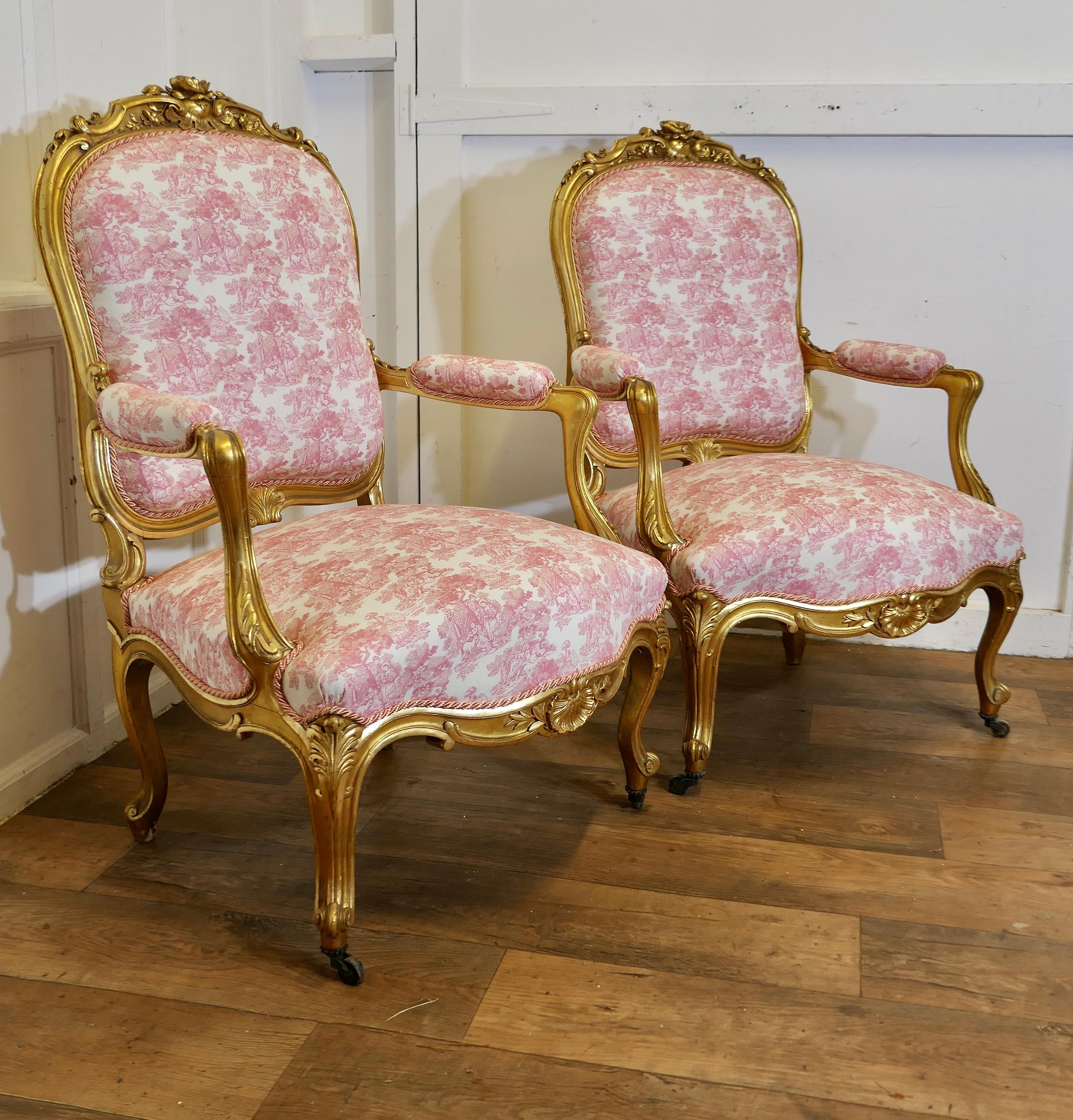 Magnífico par de sillones de salón franceses dorados Napoleón III Mediados del siglo XIX en venta