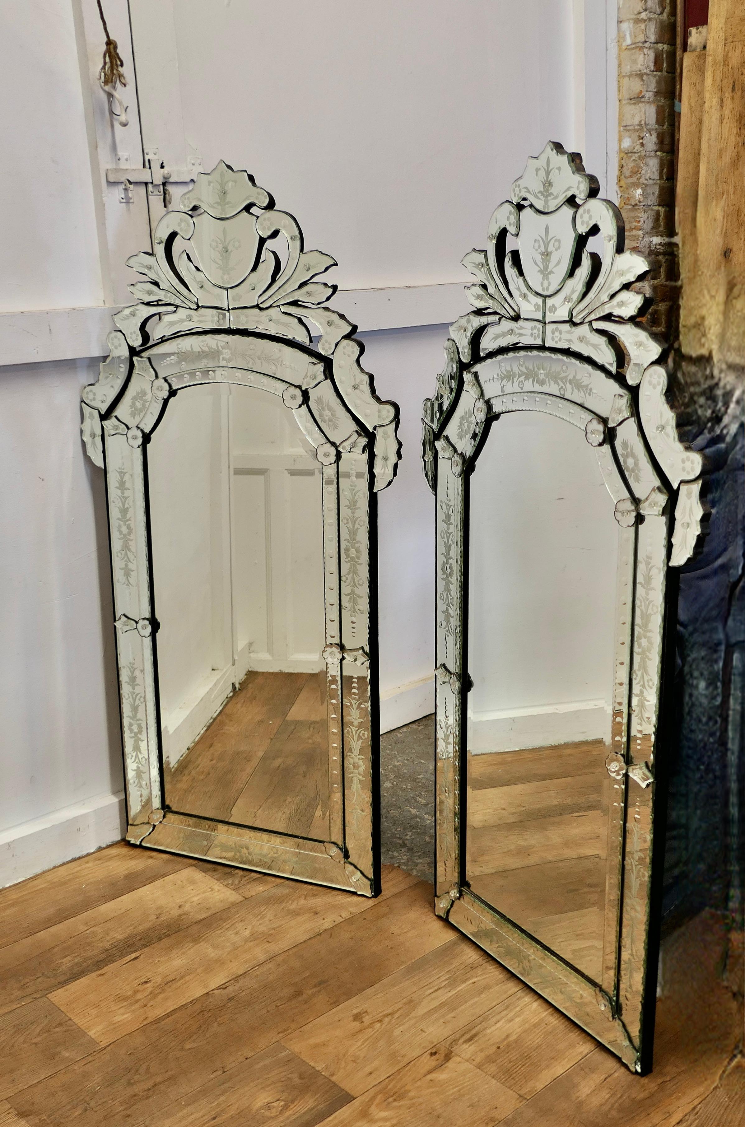 Superbe paire de grands miroirs de pilier vénitiens  Ce sont  les pièces les plus remarquables en vente 4