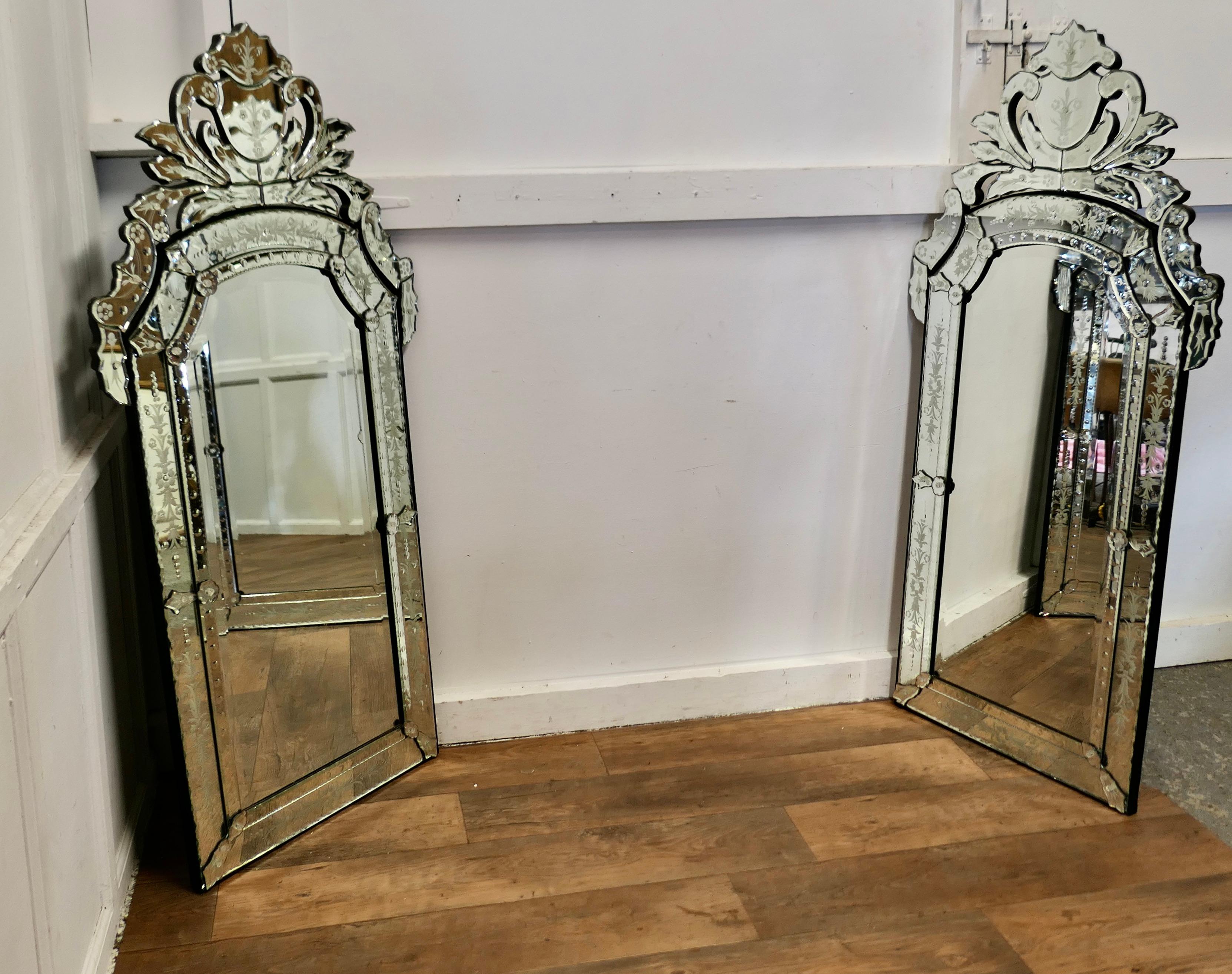 Ein hervorragendes Paar großer venezianischer Pier-Spiegel

Diese sind  Sie sind beide in sehr gutem Zustand und mit aufwändigen, hohen, geätzten Gesimsen versehen. Sie haben außerdem breite, geätzte Bordüren, die den zentralen Spiegel umgeben.
Es