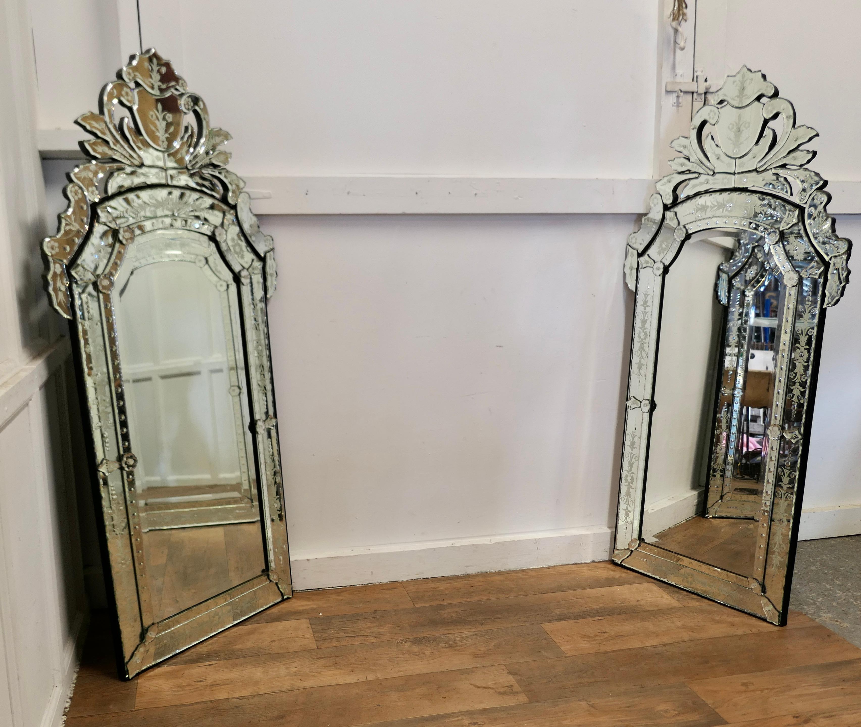 Mid-Century Modern Superbe paire de grands miroirs de pilier vénitiens  Ce sont  les pièces les plus remarquables en vente