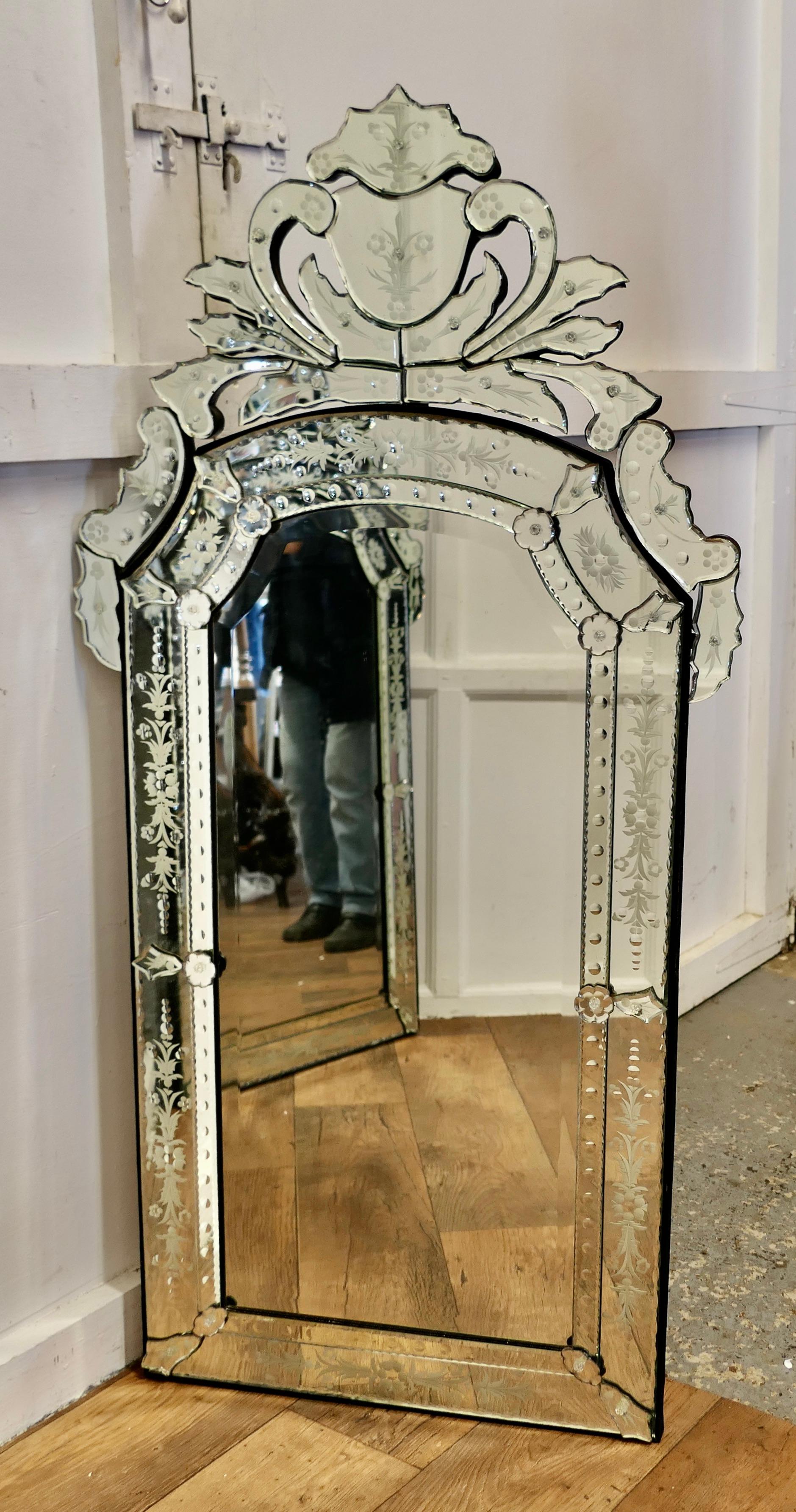 Ein hervorragendes Paar großer venezianischer Pier-Spiegel  Diese sind  herausragendste Pieces im Zustand „Gut“ im Angebot in Chillerton, Isle of Wight