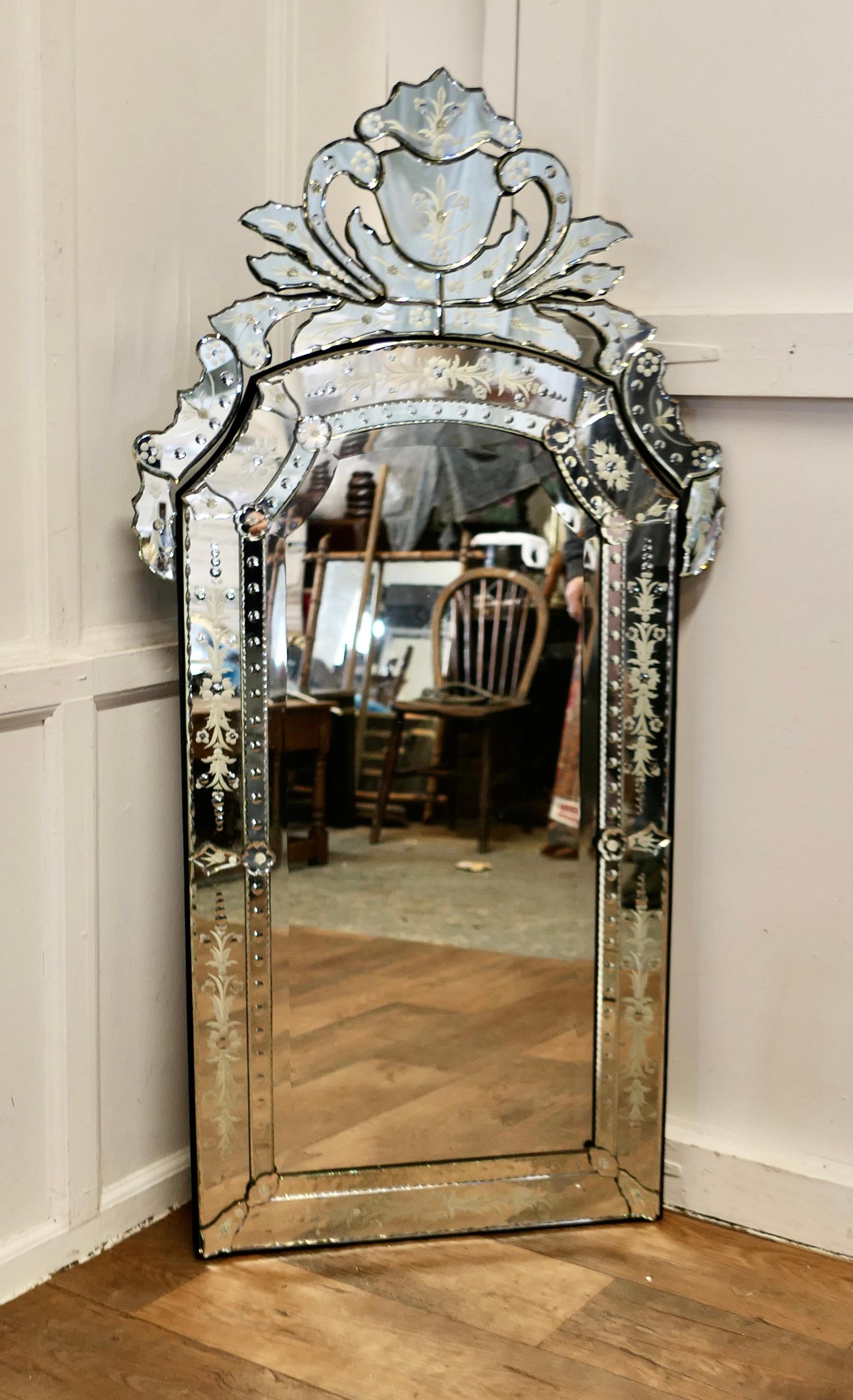 Milieu du XXe siècle Superbe paire de grands miroirs de pilier vénitiens  Ce sont  les pièces les plus remarquables en vente