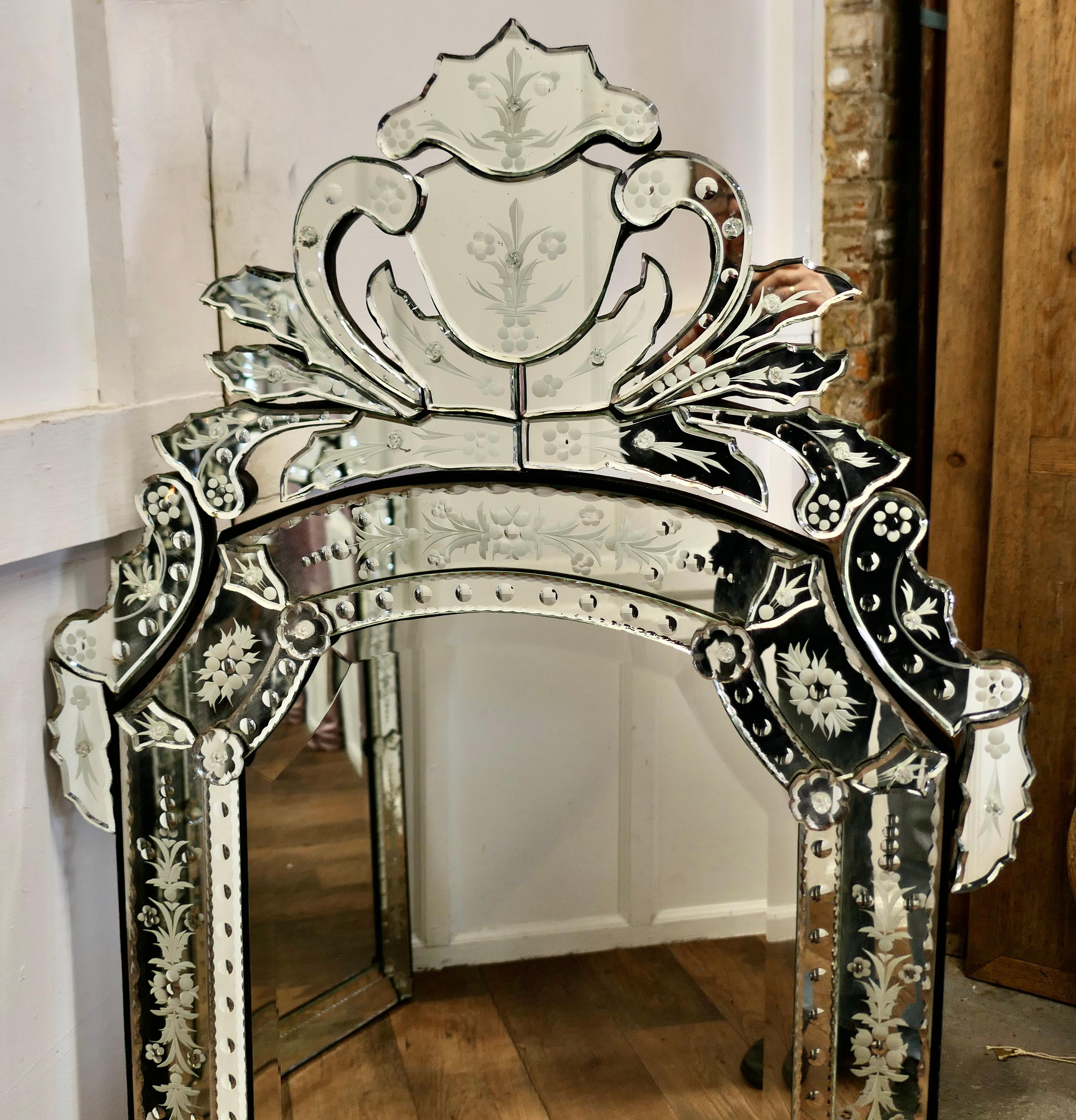 Superbe paire de grands miroirs de pilier vénitiens  Ce sont  les pièces les plus remarquables en vente 1