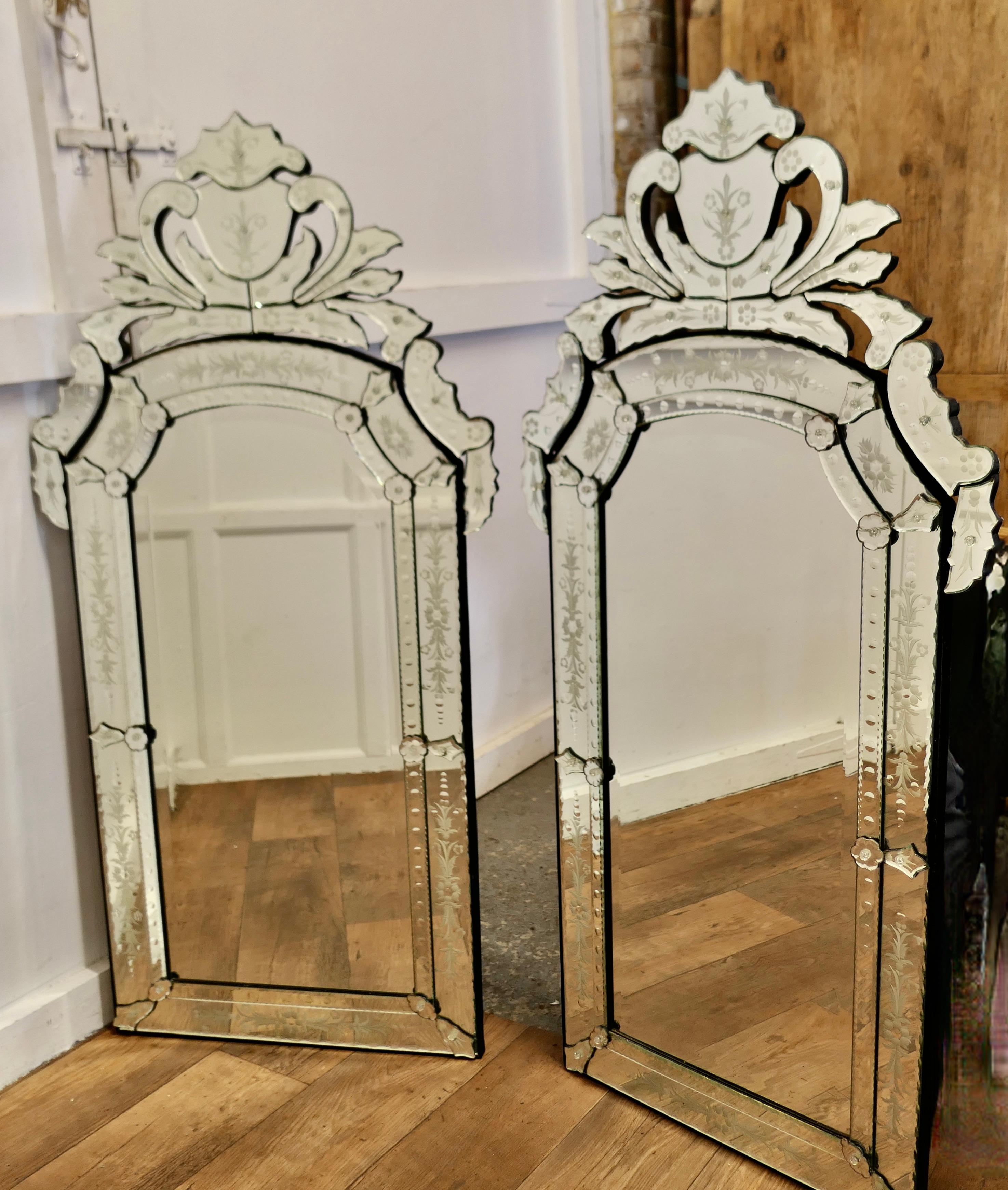 Superbe paire de grands miroirs de pilier vénitiens  Ce sont  les pièces les plus remarquables en vente 3