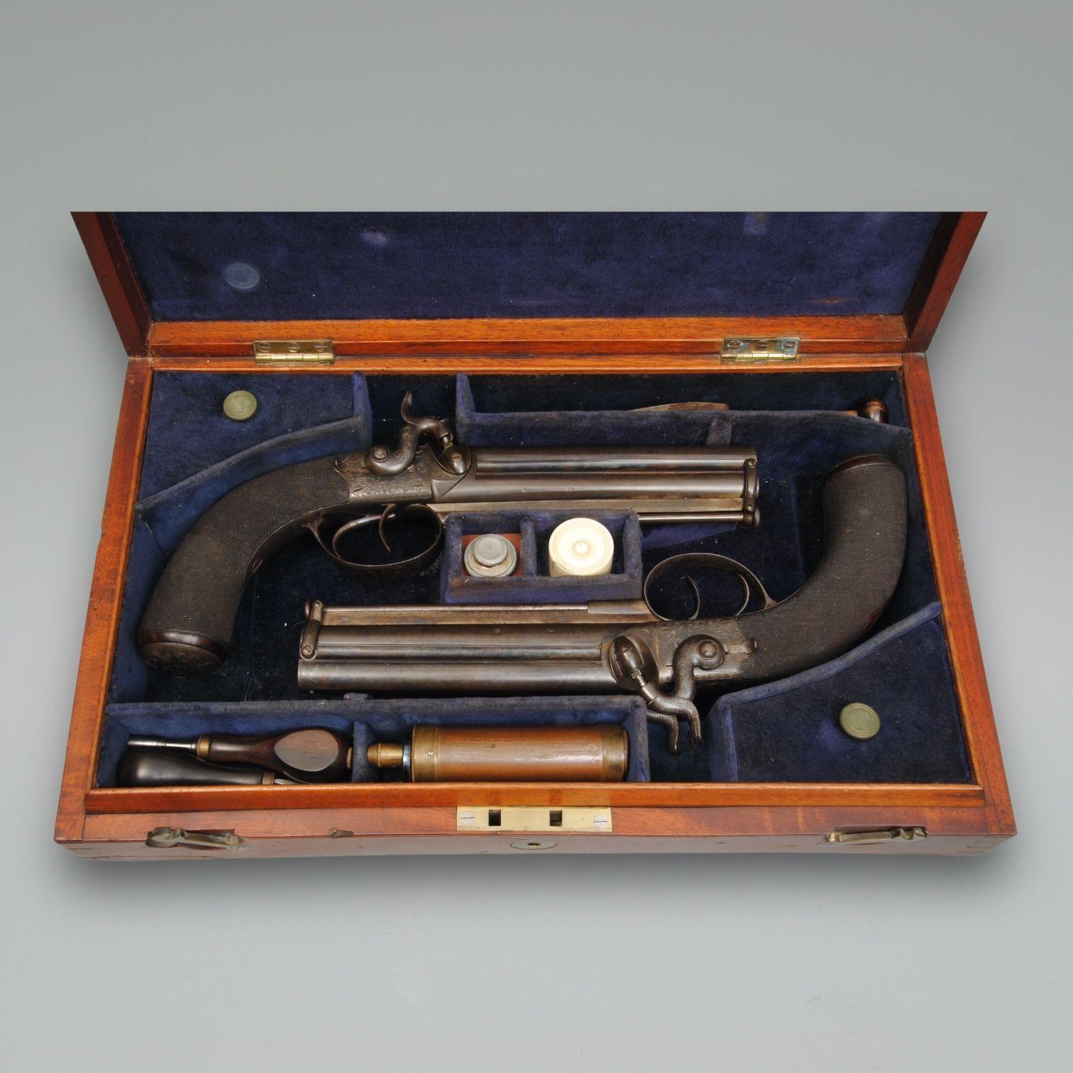Un bel exemple d'une paire de pistolets à percussion à âme pleine de calibre 50 par Smith et ALDEN, répertoriés comme armuriers londoniens de 1826 à 1835. Ils se sont entraînés avec les meilleurs fabricants, ce qui se traduit par la qualité de la