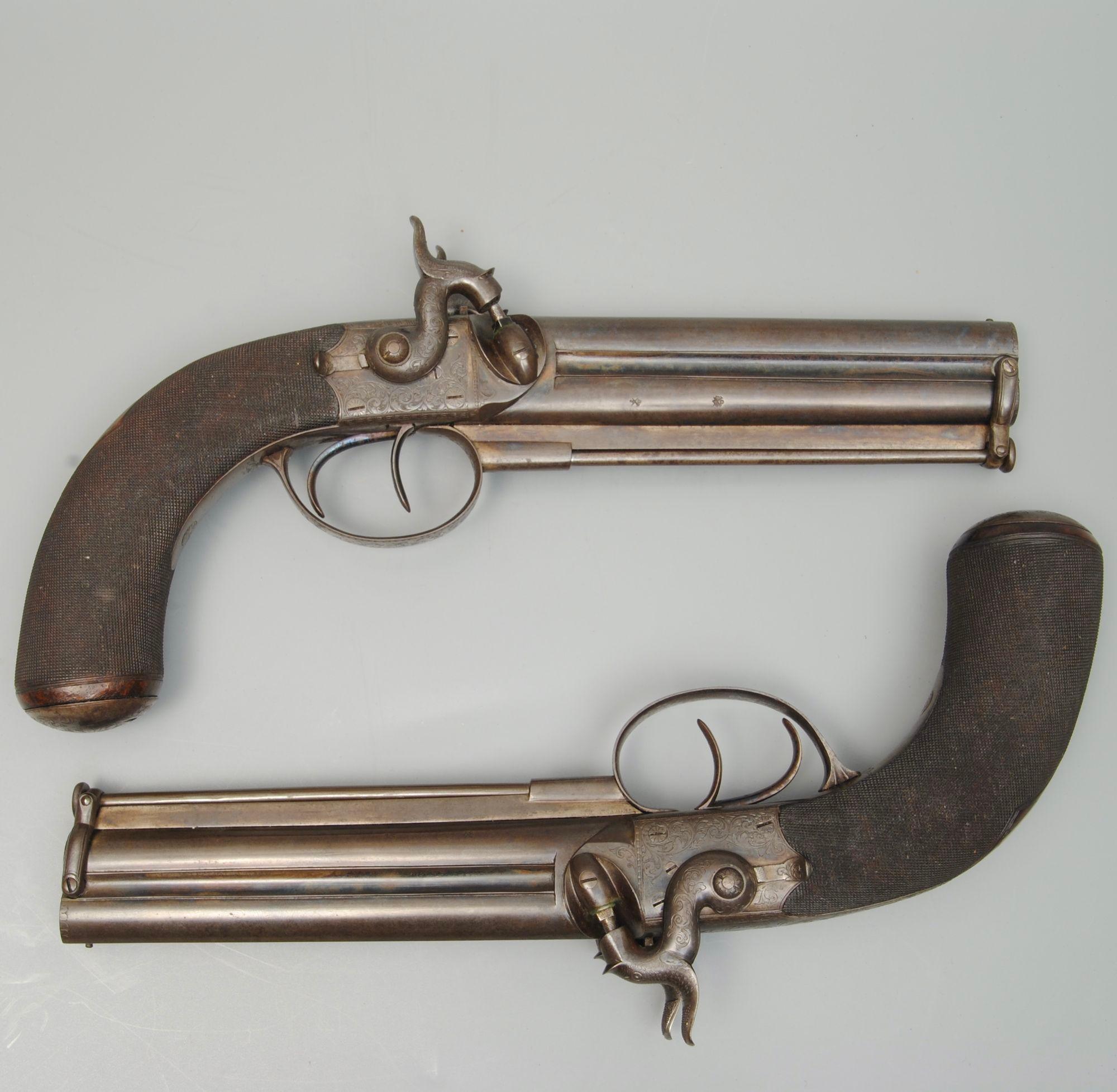 Anglais Une superbe paire de pistolets à main dans leur étui d'origine en vente