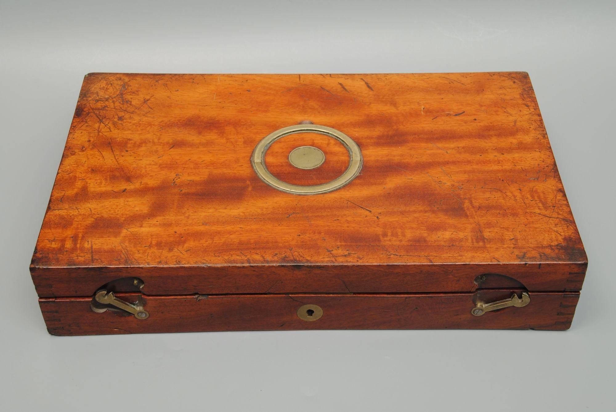 Une superbe paire de pistolets à main dans leur étui d'origine en vente 2