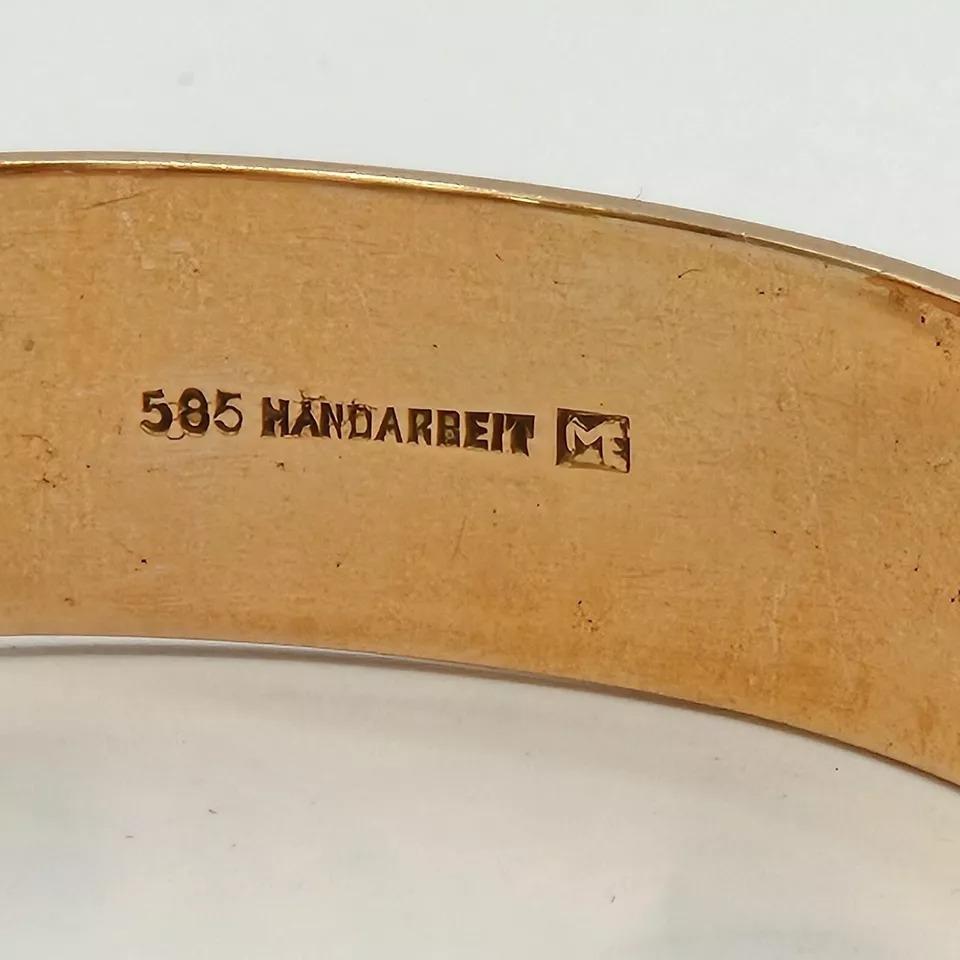 Bracelet à charnière de 15 mm de large, en or 14k et serti de diamants, fait à la main par des Allemands. La moitié supérieure est sertie d'un petit groupe central de sept diamants de taille ancienne d'environ 0,05ct chacun. De chaque côté de la