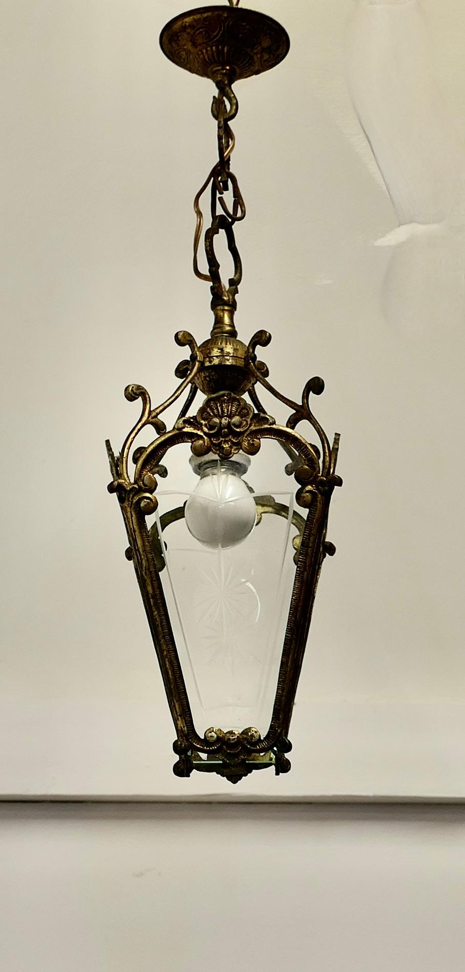 A Superb Quality Brass and Etched Glass Lantern

This lovely light is on a short chain, it has 4 flat etched glass panels, they are all cut with a centre starburst and a bordered edge, the lantern gives a sensational bright light when lit

The brass