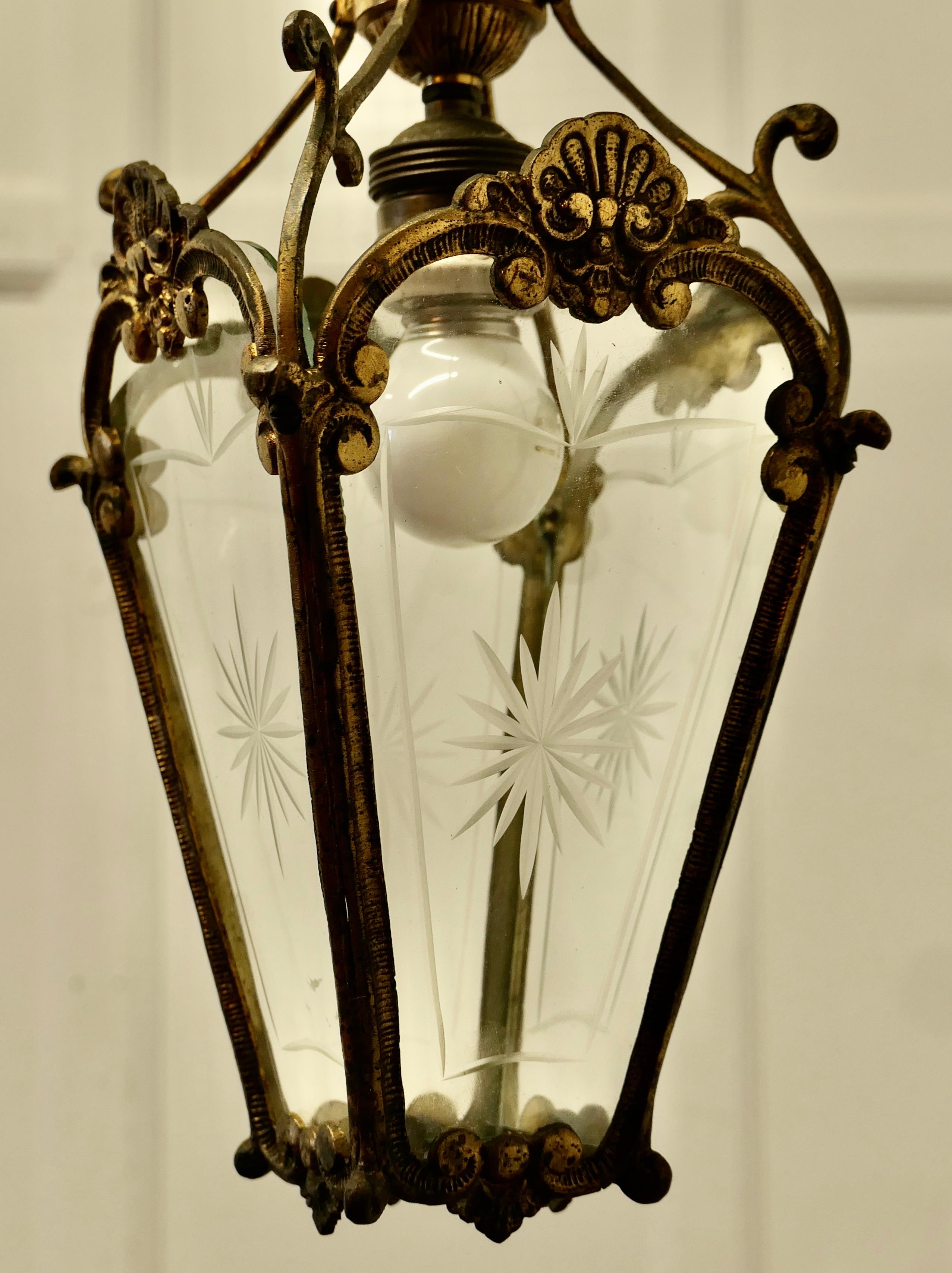 Eine Laterne aus Messing und geätztem Glas von hervorragender Qualität    (Frühes 20. Jahrhundert) im Angebot