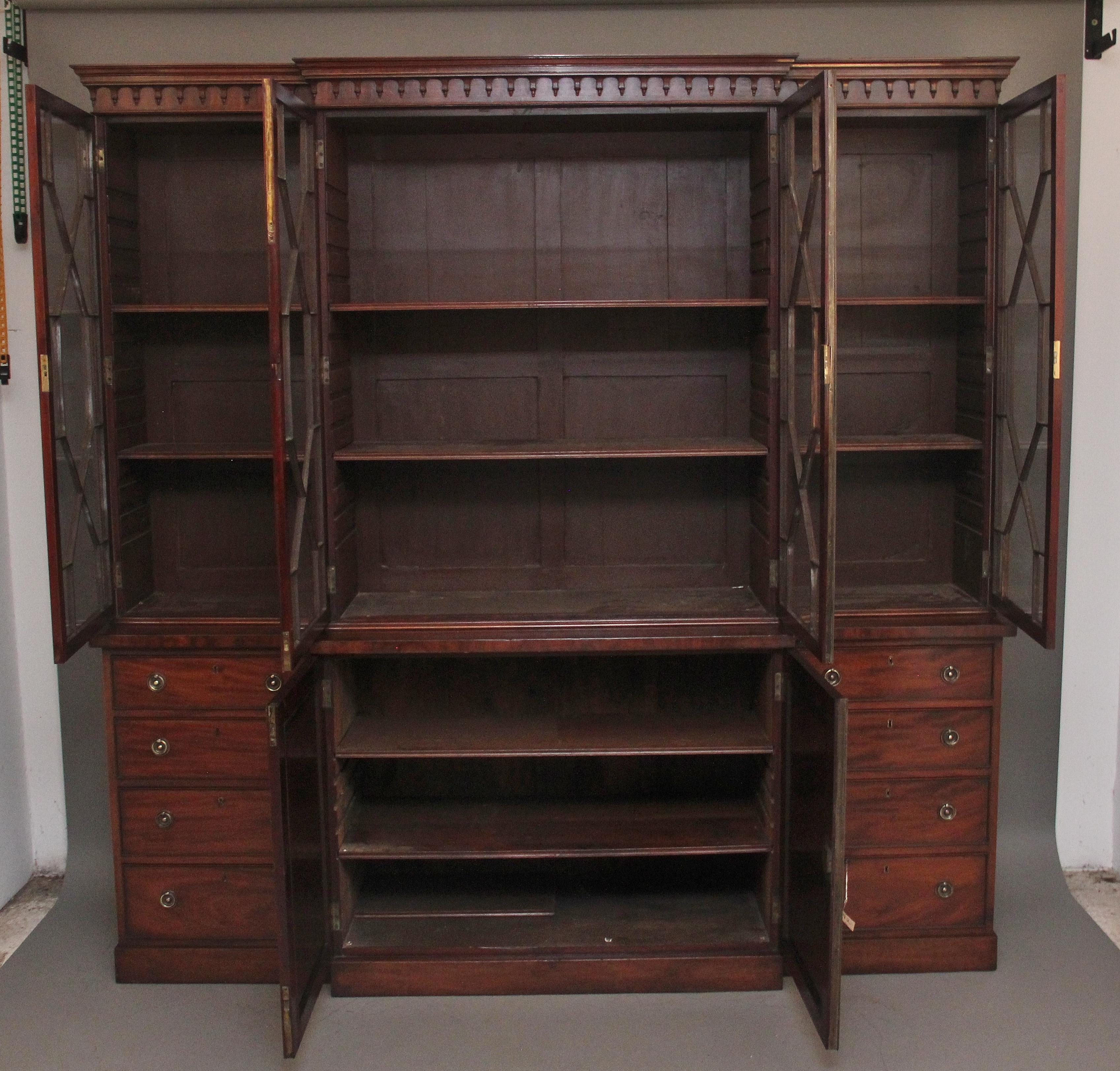 William IV A superb quality early 19th Century mahogany breakfront bookcase For Sale