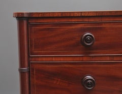 Superbe commode en acajou de style Régence du début du 19e siècle.