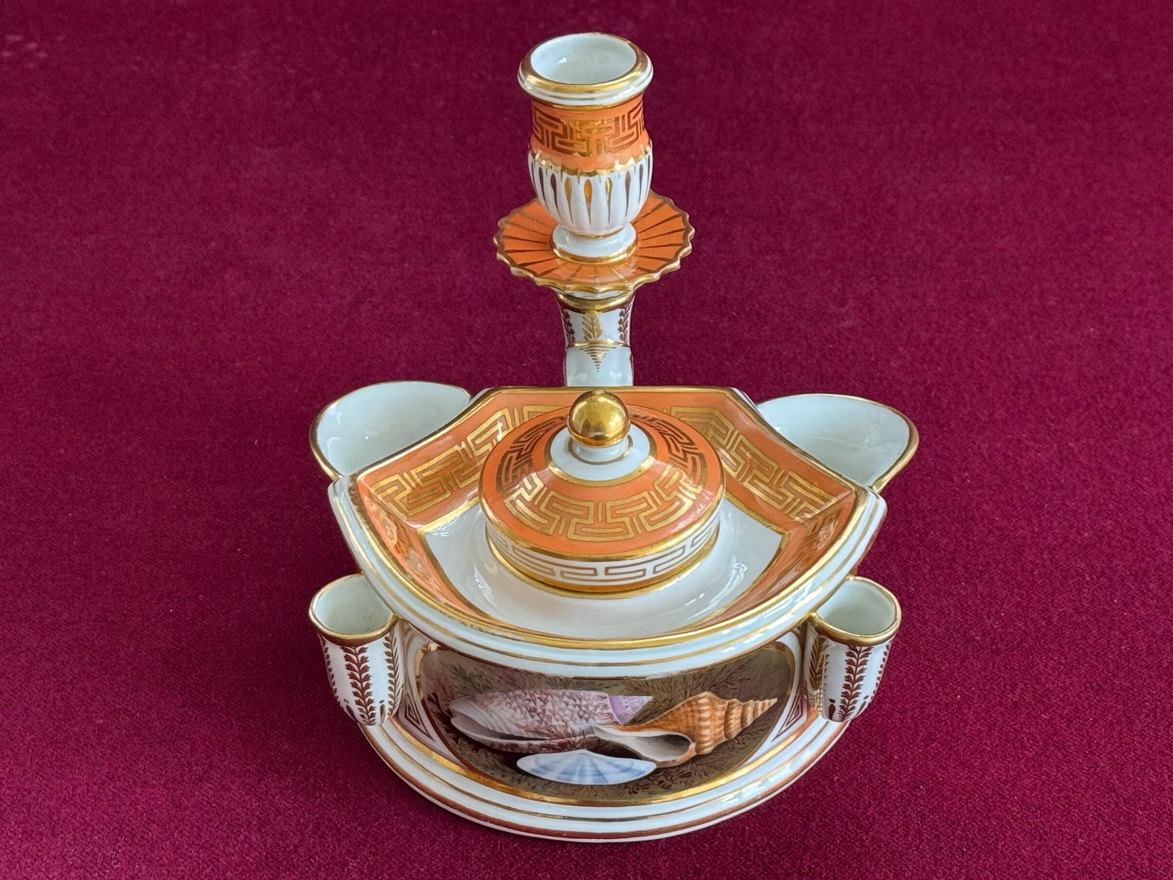 Un soberbio y raro tintero de porcelana de Flight & Barr Worcester, c.1800 - 05. Dos bolsillos acampanados flanquean el asa en forma de delfín que aloja un candelabro extraíble, un par de porta-colchas aplicados a la parte frontal curvada, decorada