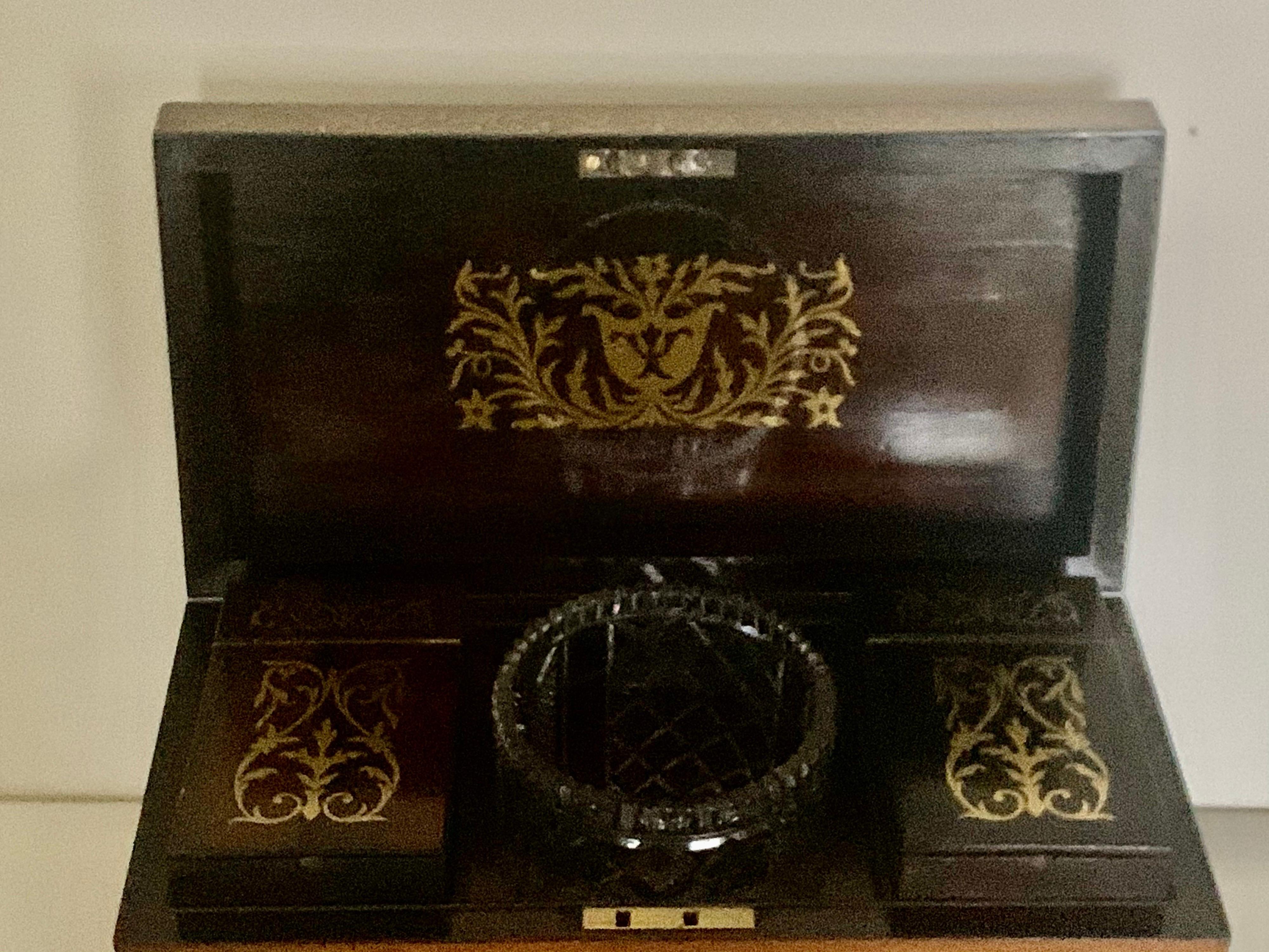 Eine feine Regency Messing eingelegt Rosenholz Twin Kanister Tee Caddy.
Eine schöne Qualität Sarkophag Regency Rosenholz Tee Caddy aus dem Jahr 1820, mit einem schönen Messing eingelegt Foliate Design auf der Oberseite und der Vorderseite der Box.