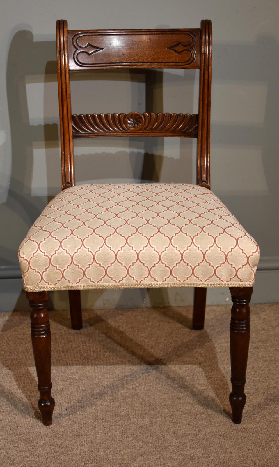 A good set of eight Regency period mahogany dining chairs with stuff over seats.The chairs with fine carved detail to the backs with arrow design
and turned front legs. The set comprising six single and two armchairs

Dimensions: 
Height 33