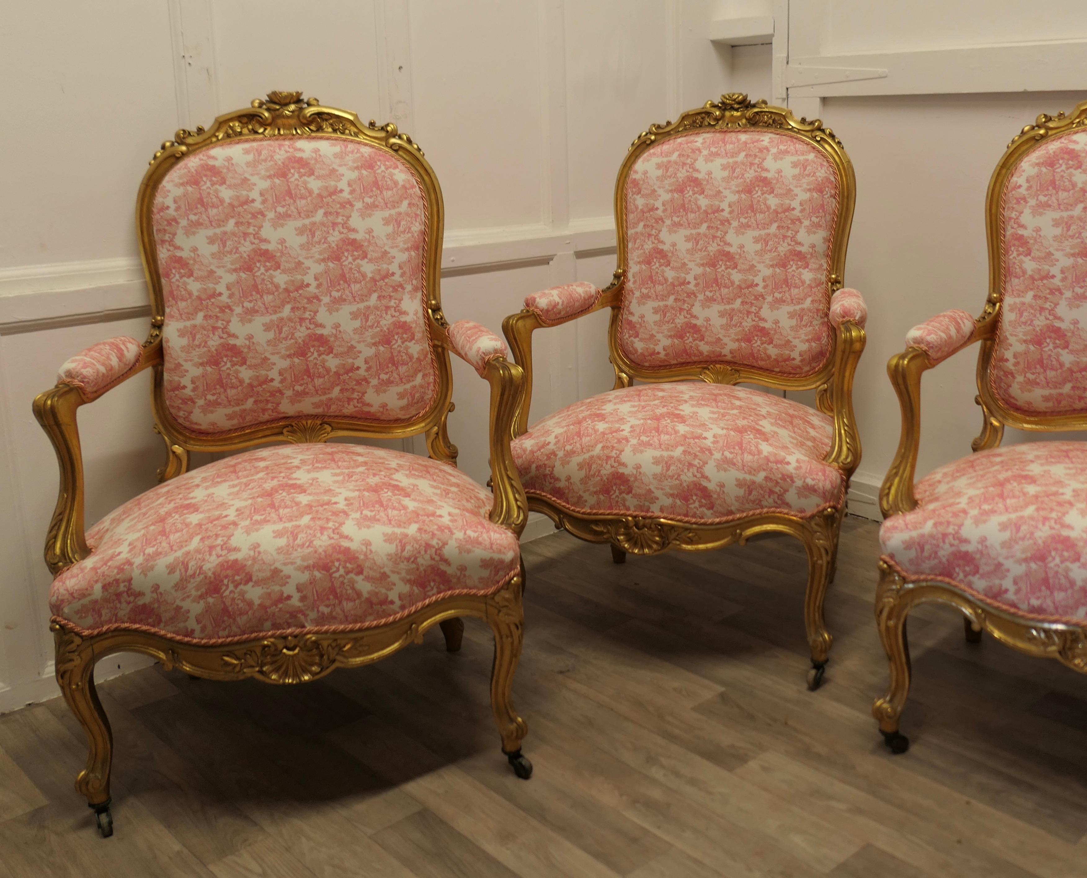 Superbe ensemble de quatre chaises de salon Napoléon III en vermeil

Ces chaises élégantes ont été retapissées dans une toile de Jouy en lin fin. Elles ont une façade en forme de serpent profond et des détails de roses sculptées sur le bois doré.