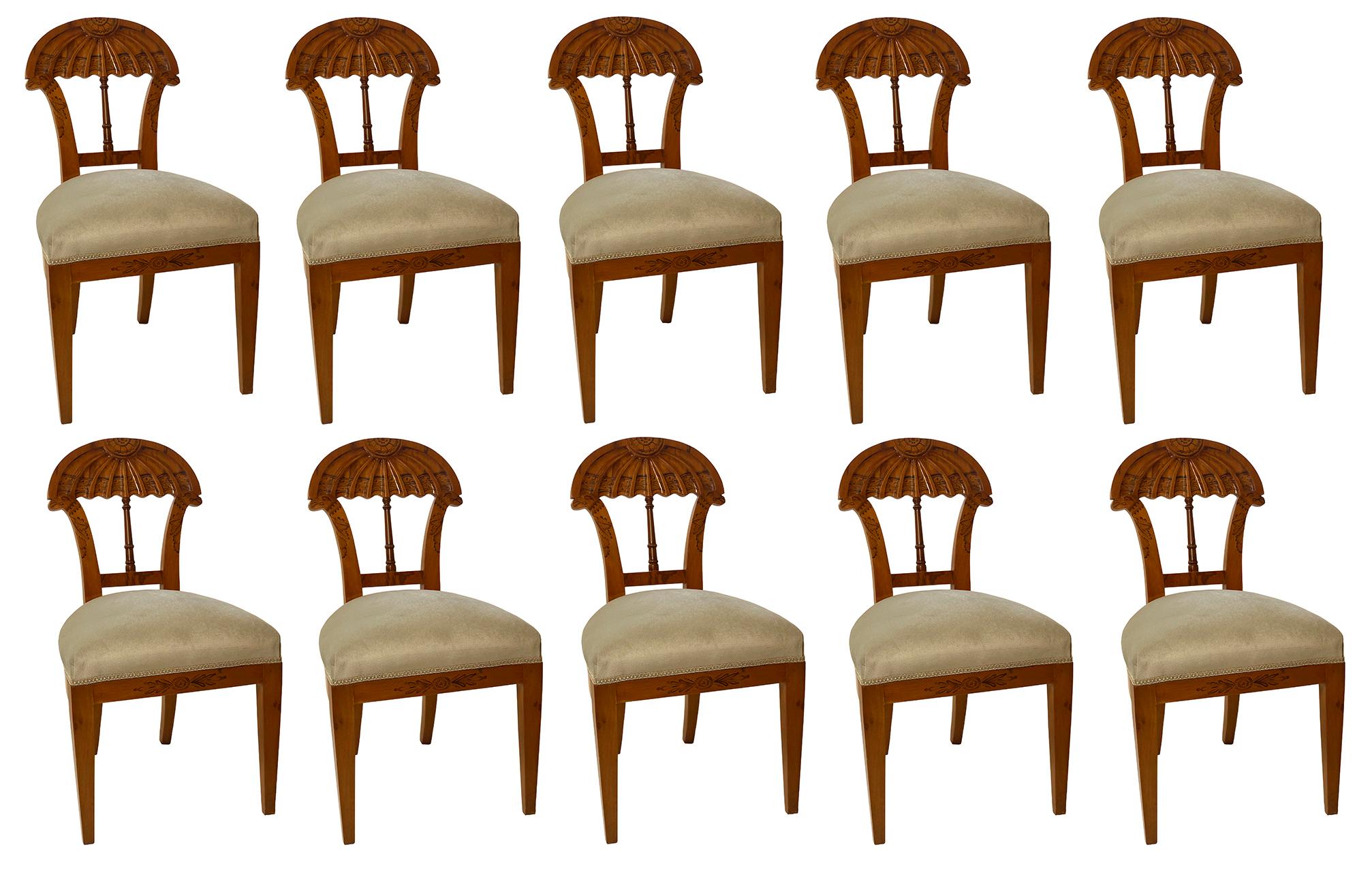 Eine seltene Reihe von 10 Biedermeier Obstholz und penwork Esszimmerstühle, die Rückenlehnen der gewölbten kannelierten Bereich mit komplizierten penwork, über zwei Vogelkopf steht mit penwork, von einer Balustrade Bahre unterstützt, der Fries mit