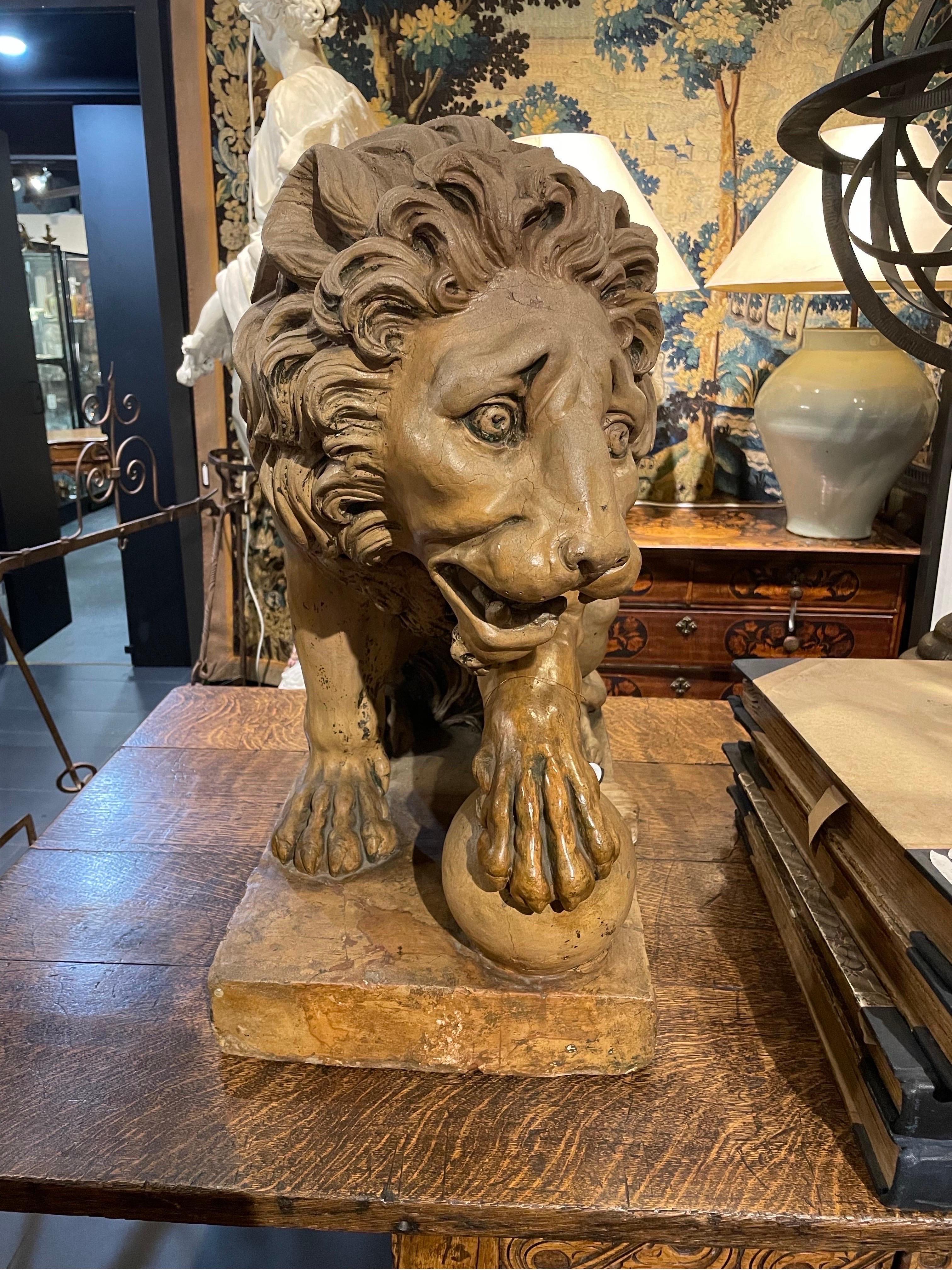 Un superbo leone in terracotta, Francia, XVIII secolo

Altezza: 70 cm Larghezza: 38 cm Profondità: 82 cm.

Provenienza: Collezione privata australiana acquisita negli anni '1990.