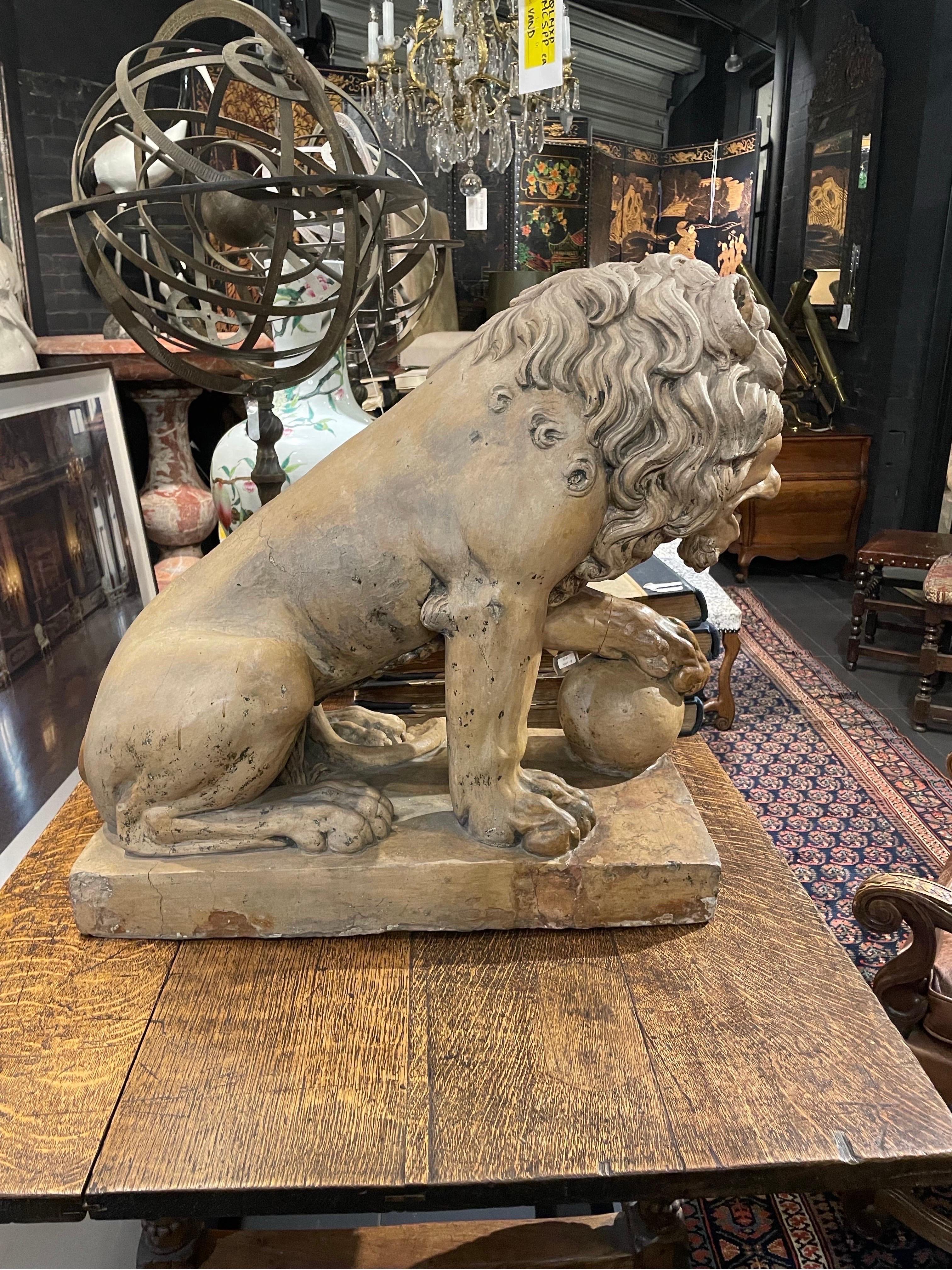 Fatto a mano Un superbo leone di terracotta, Francia, XVIII secolo in vendita