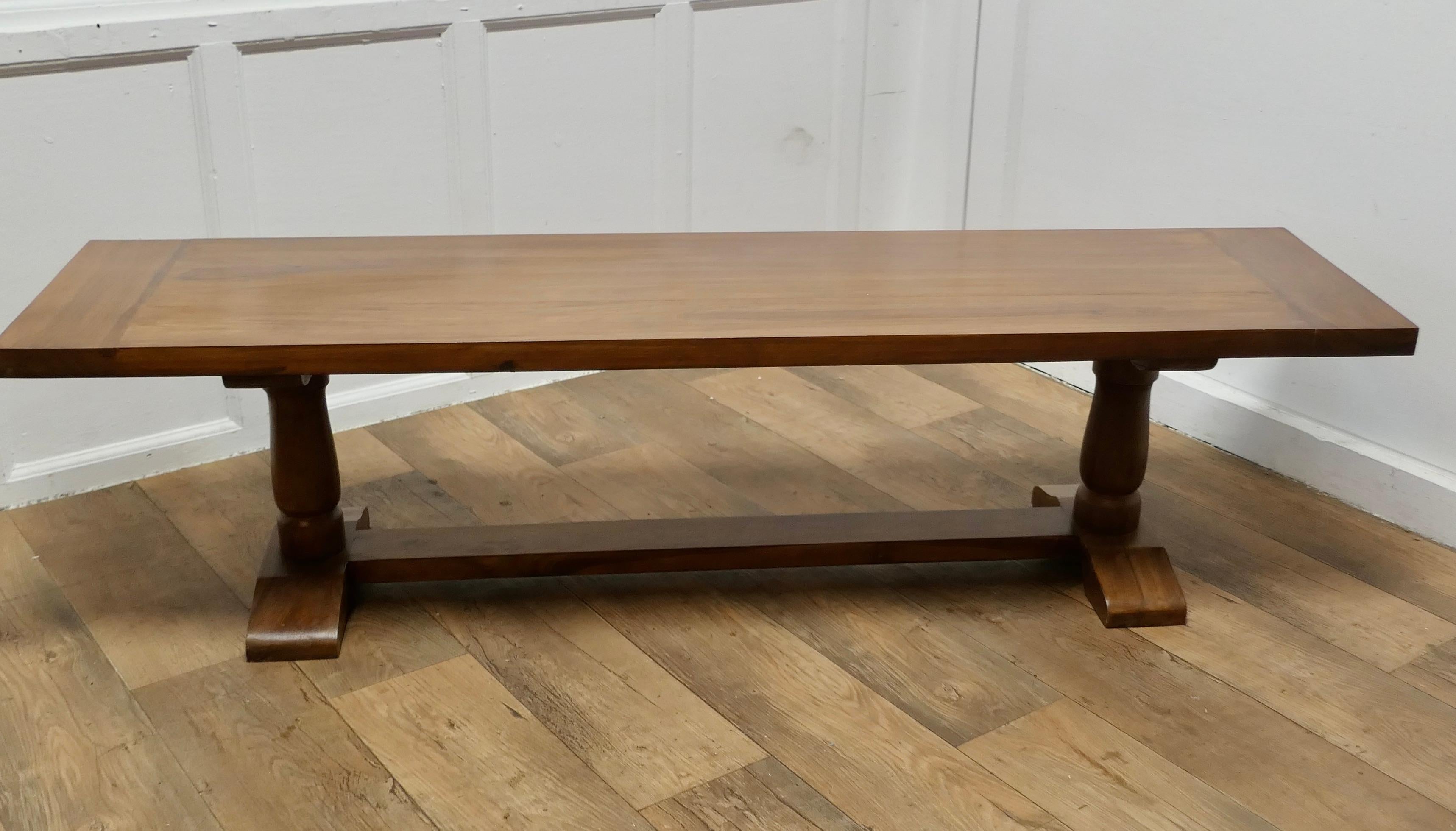 A Superb Very Long Walnut Coffee Table  This is a lovely looking piece  In Good Condition For Sale In Chillerton, Isle of Wight