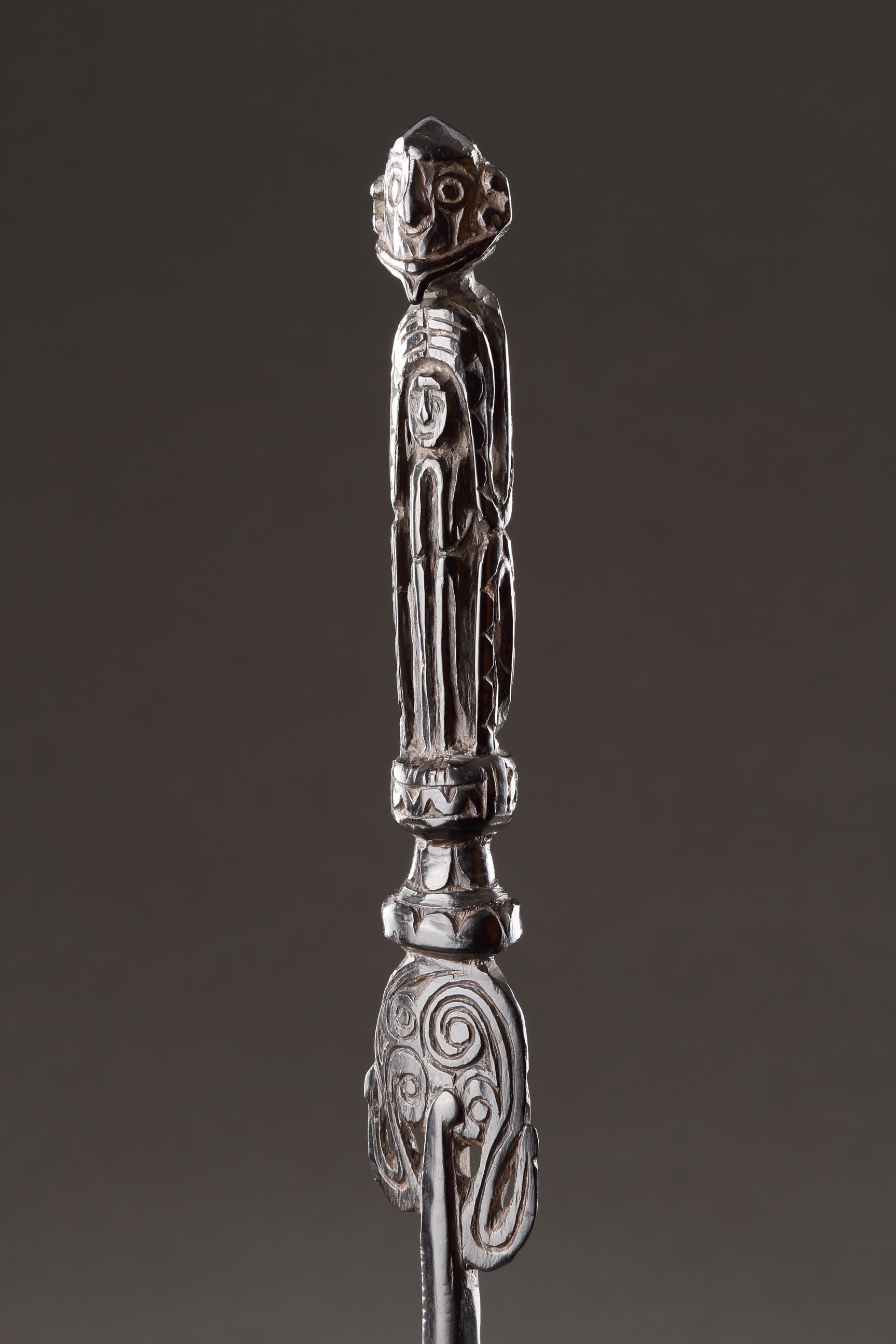 Papua New Guinean A Superbly Carved Lime Spatula Representing Two Figures For Sale