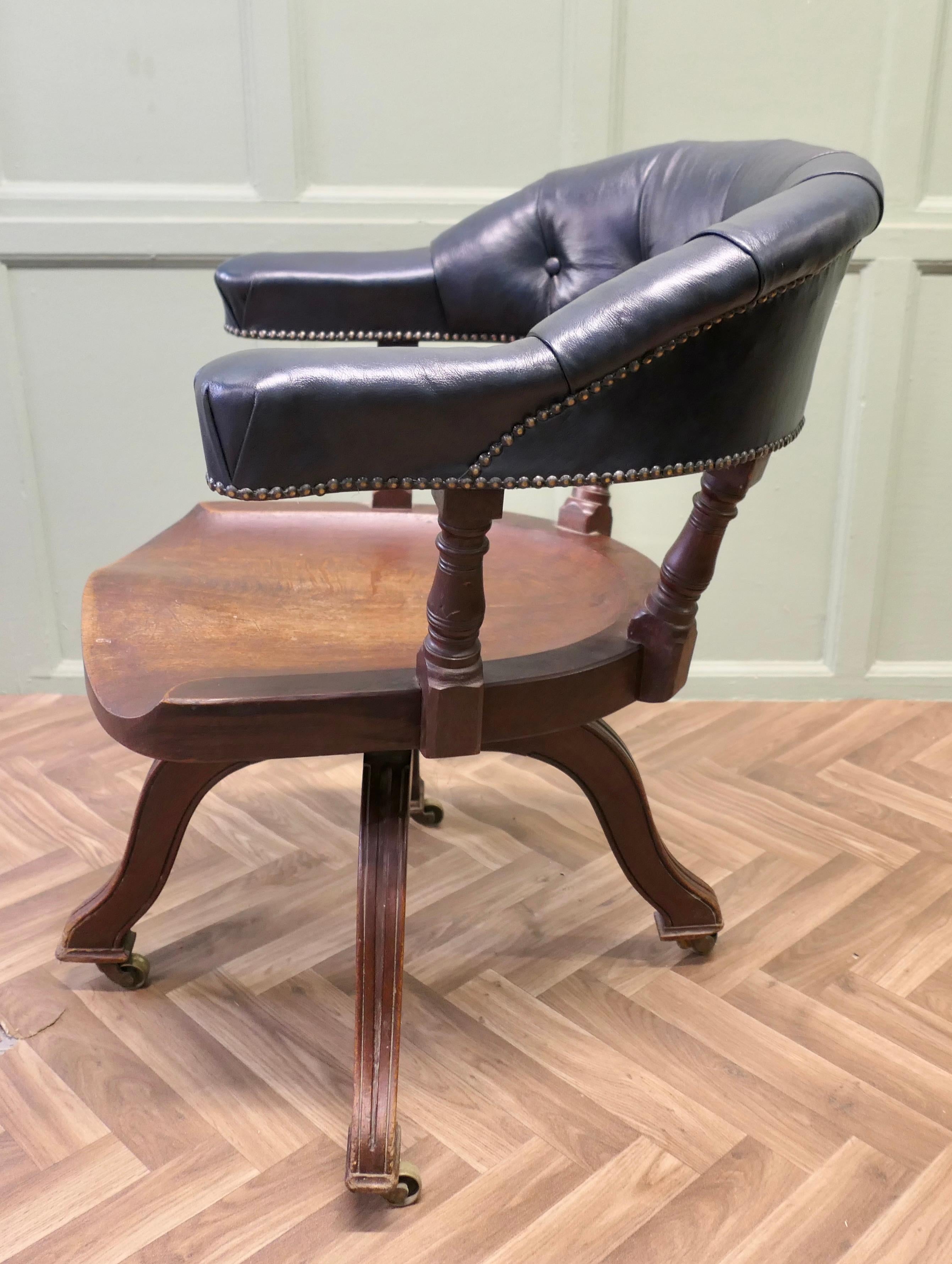 Una silla de escritorio giratoria del siglo XIX magníficamente cómoda en Bueno estado para la venta en Godshill, Isle of Wight