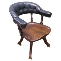 Una silla de escritorio giratoria del siglo XIX magníficamente cómoda