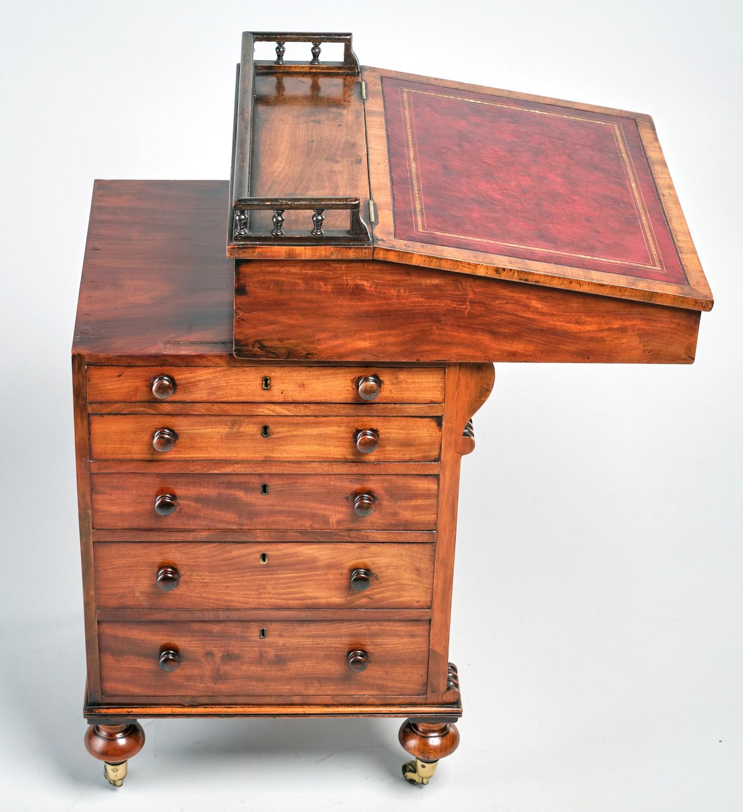 A Superior English Regency Period Davenport Desk in Figured Mahogany, Circa 1830 For Sale 7