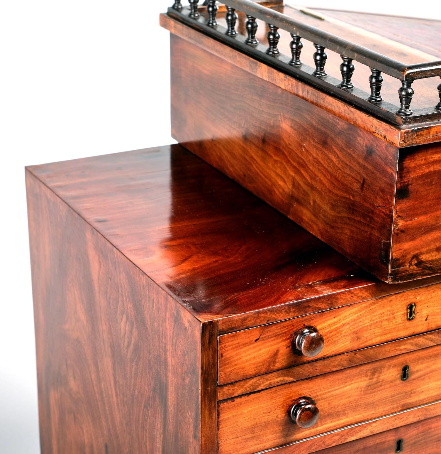 Davenport-Schreibtisch aus gemasertem Mahagoni aus der englischen Regency-Periode, um 1830 im Angebot 8